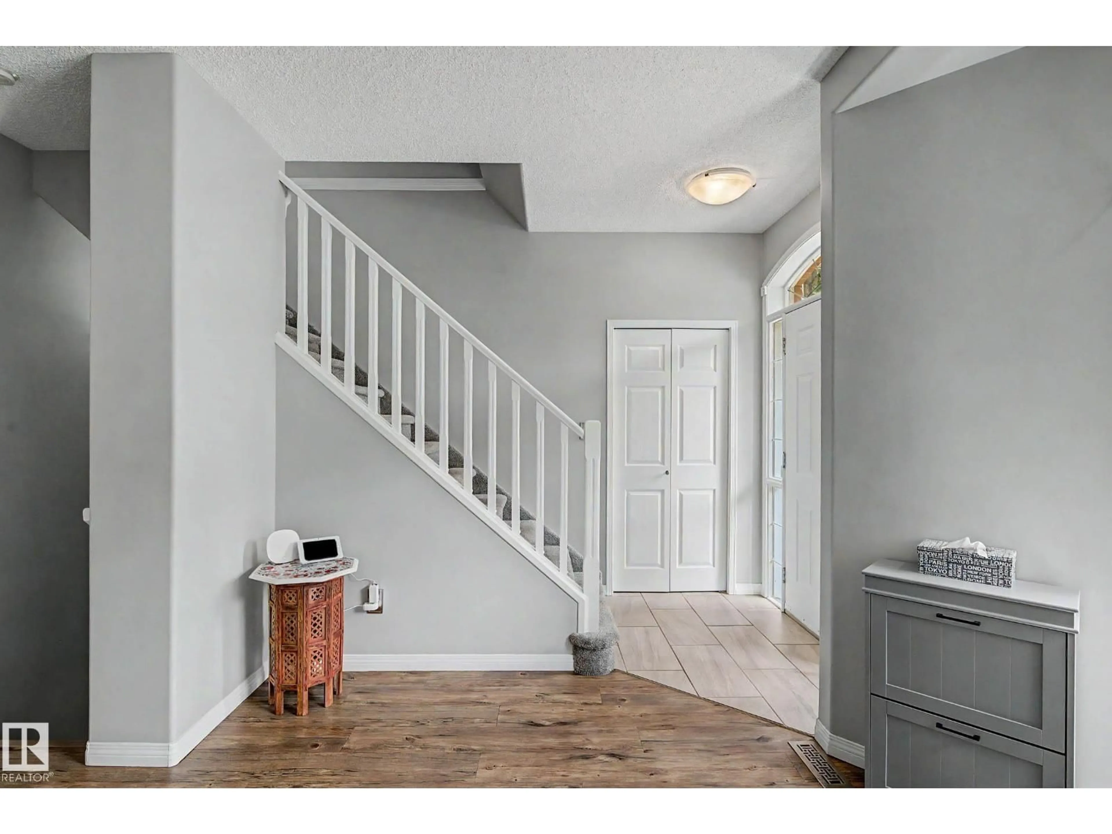 Indoor entryway for 9130 100A AV, Edmonton Alberta T5H4N7