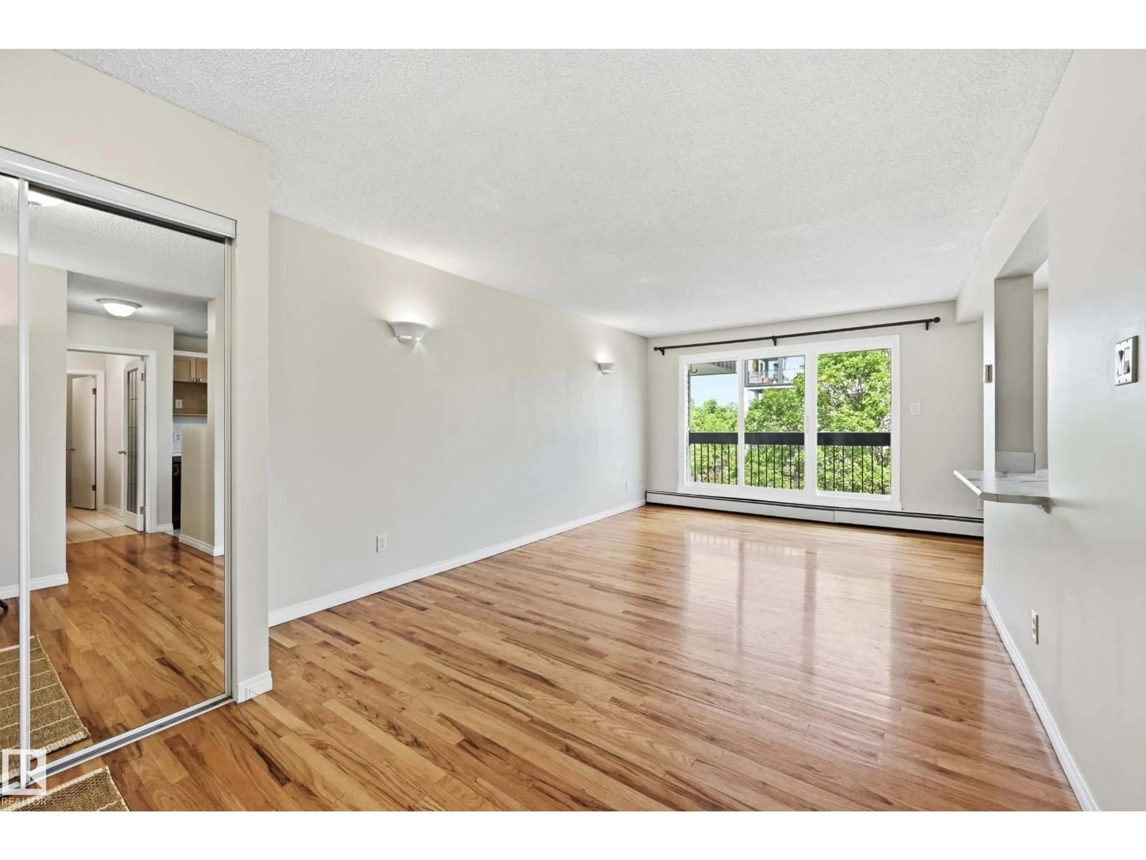 A pic of a room for 433 - 11217 103 AV, Edmonton Alberta T5K2V9