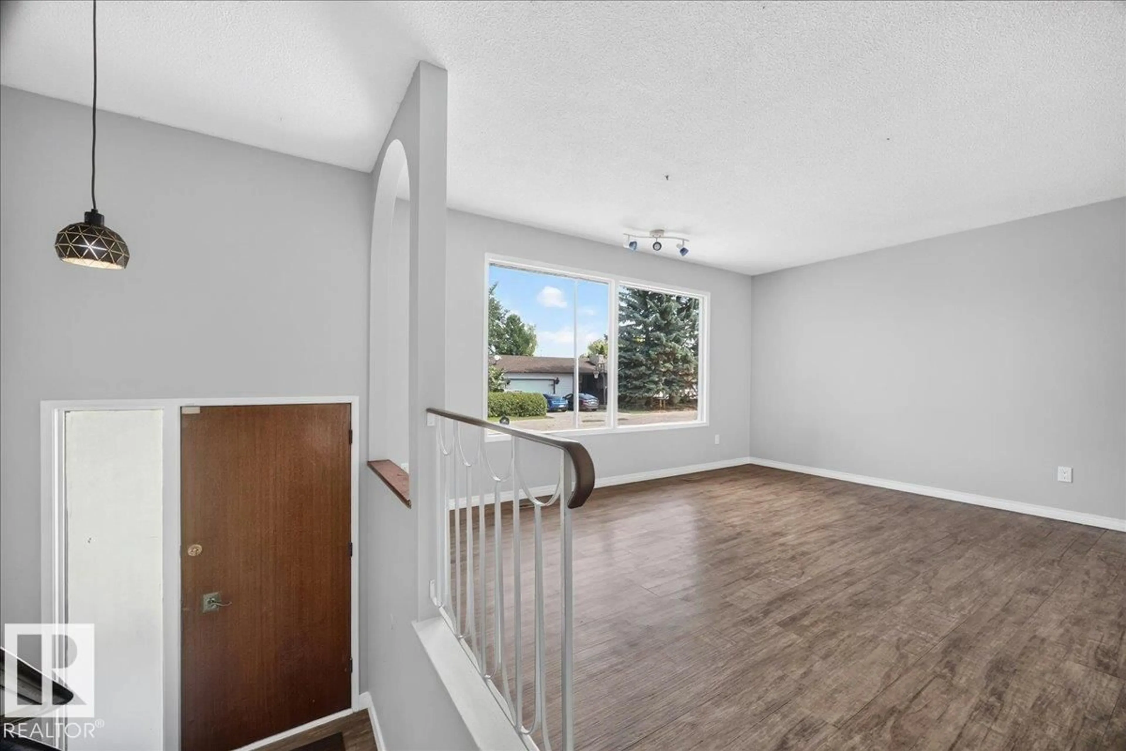 Indoor foyer for 7419 15 AV, Edmonton Alberta T6K2T3