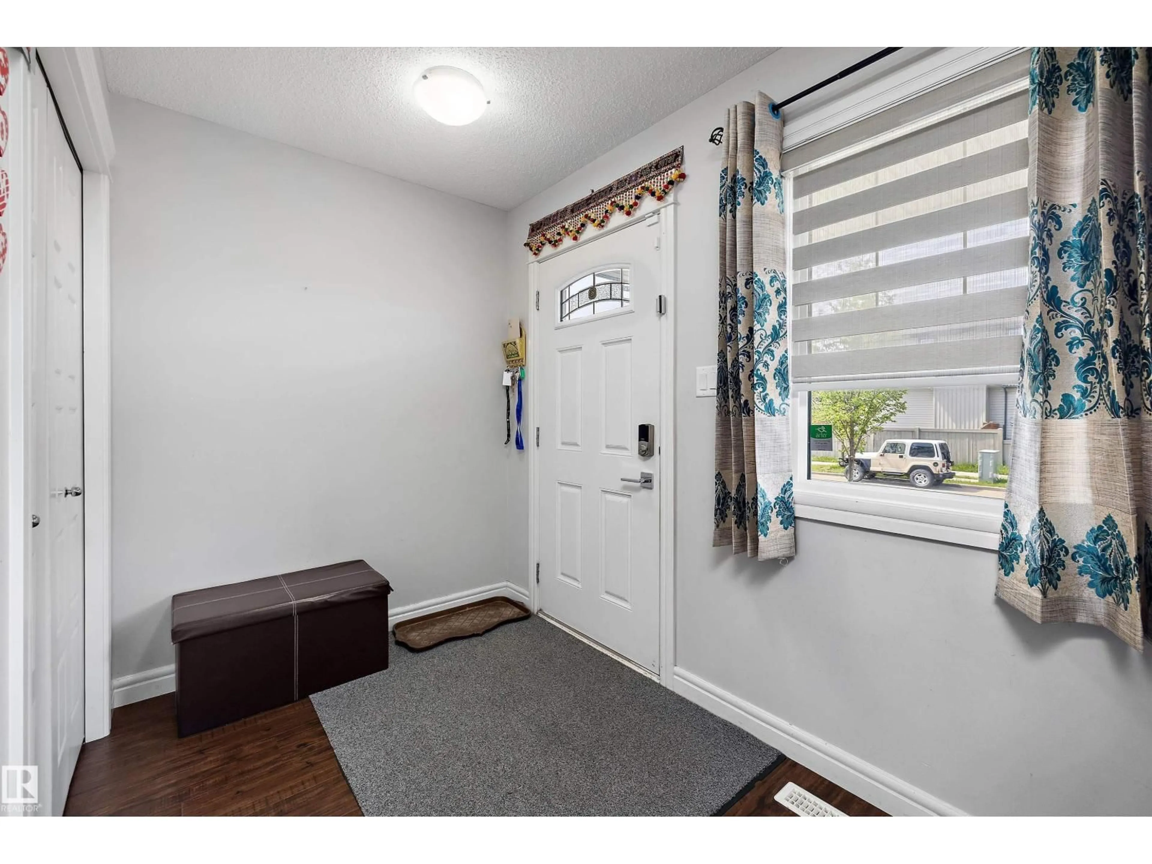 Indoor entryway for 1563 TAMARACK BV, Edmonton Alberta T6T2E2