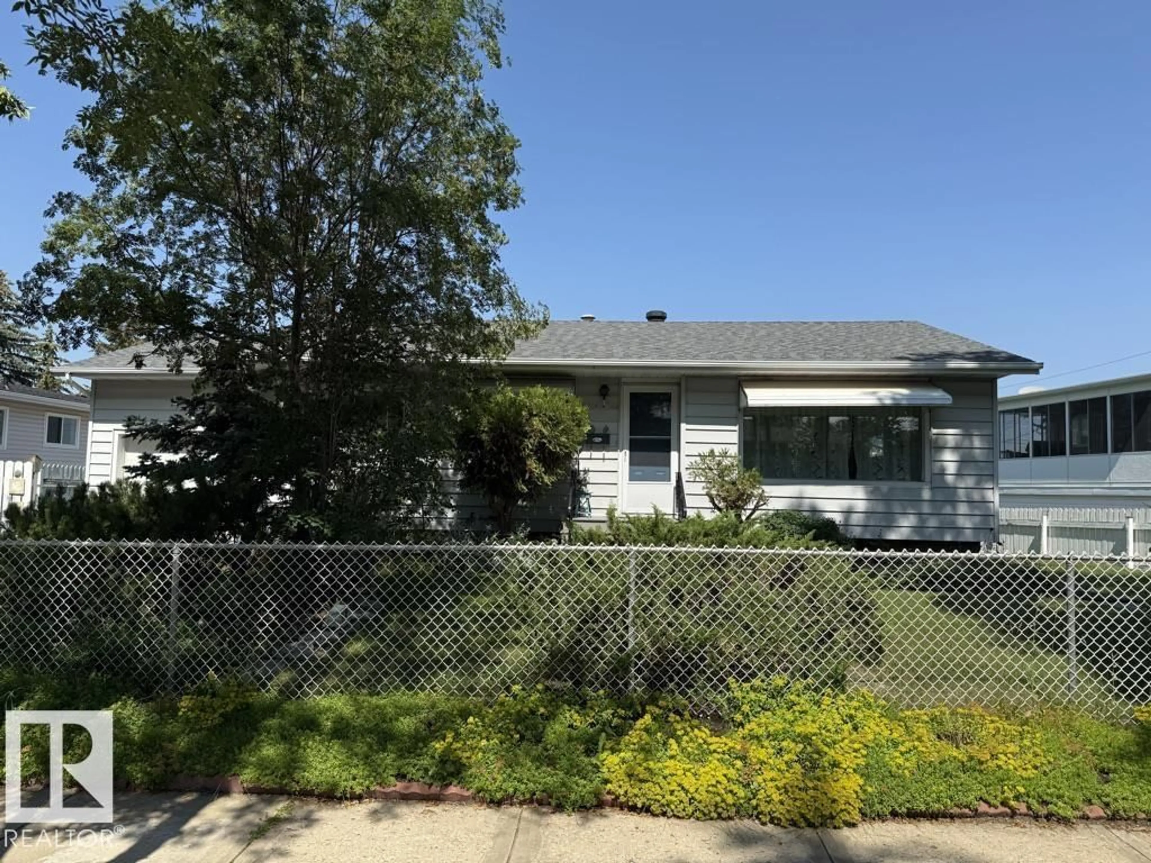 Home with vinyl exterior material, street for 9908 96A AVENUE, Fort Saskatchewan Alberta T8L1P6