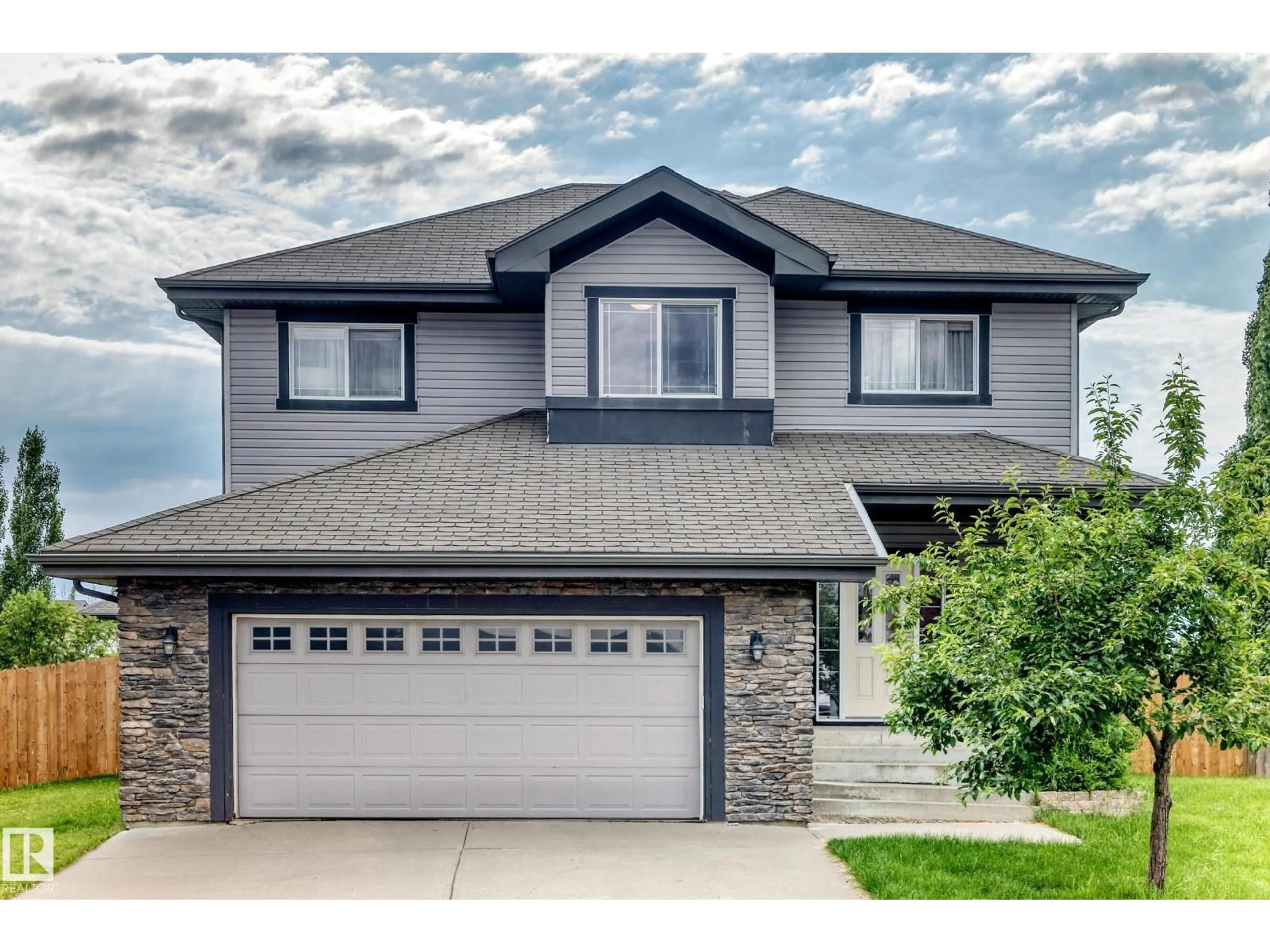 Home with vinyl exterior material, street for 19 VICTORIA BA, Spruce Grove Alberta T7X0C3
