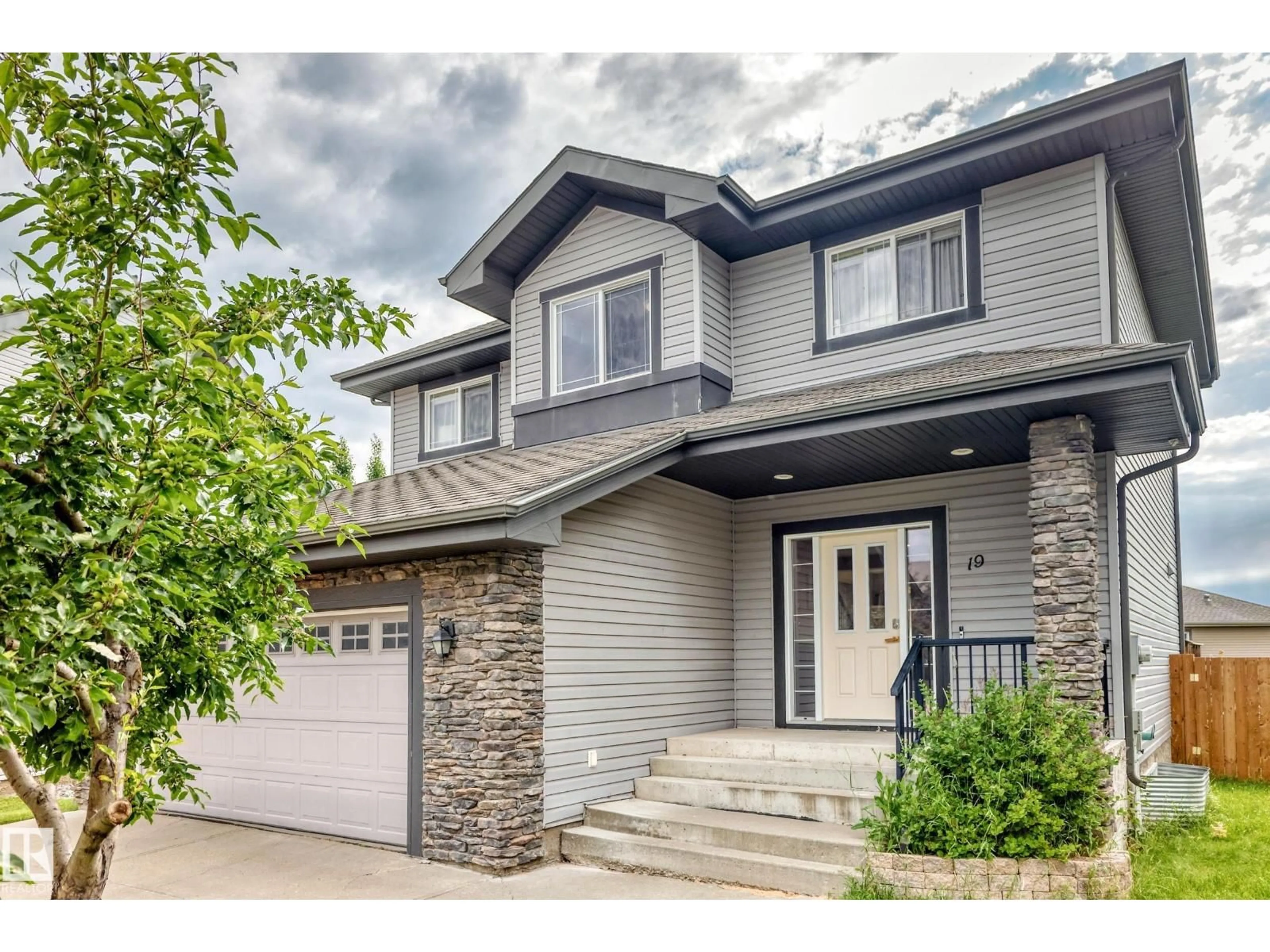 Home with vinyl exterior material, street for 19 VICTORIA BA, Spruce Grove Alberta T7X0C3
