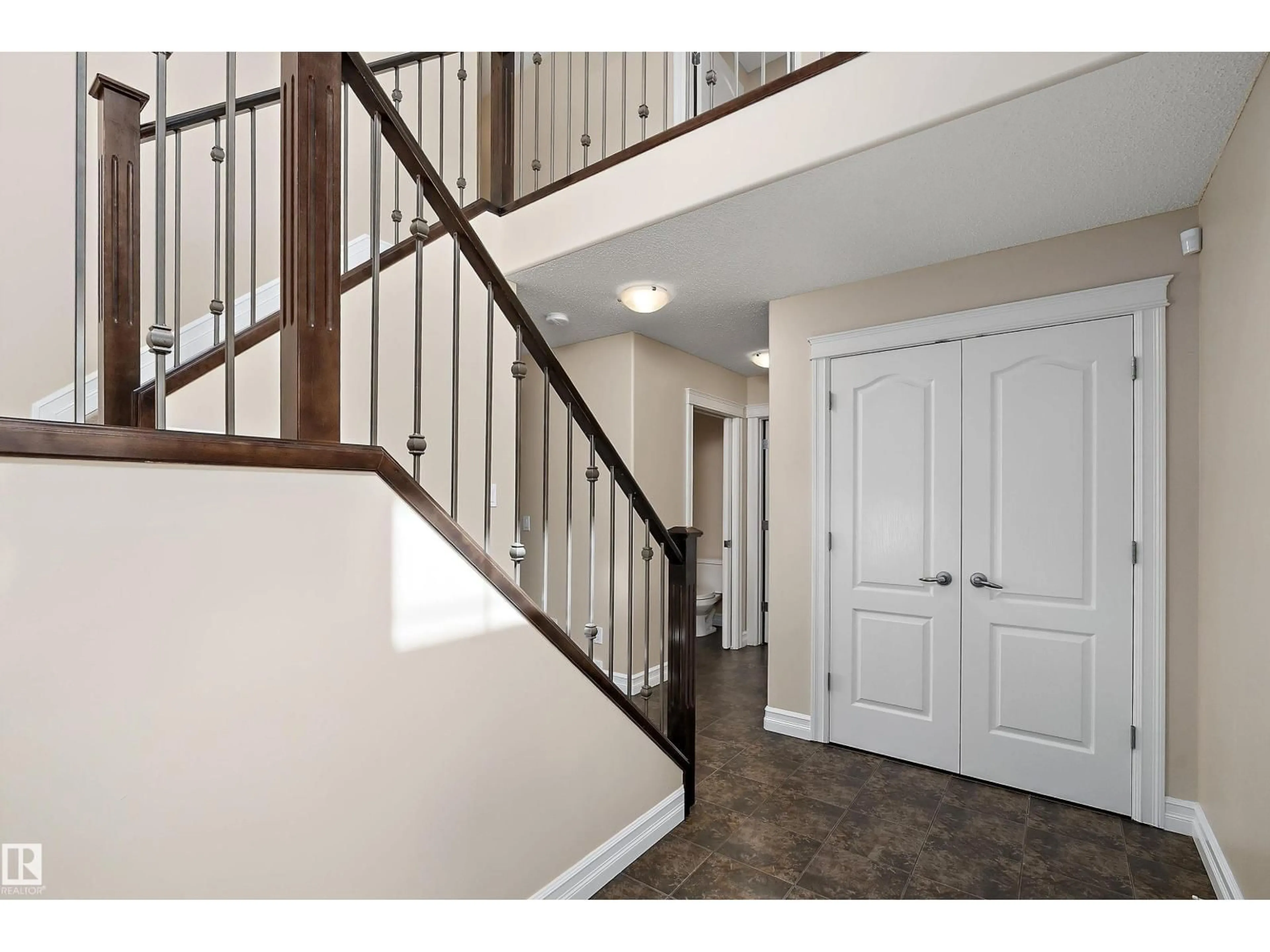 Indoor entryway for 17330 8A AV SW, Edmonton Alberta T6W0M8
