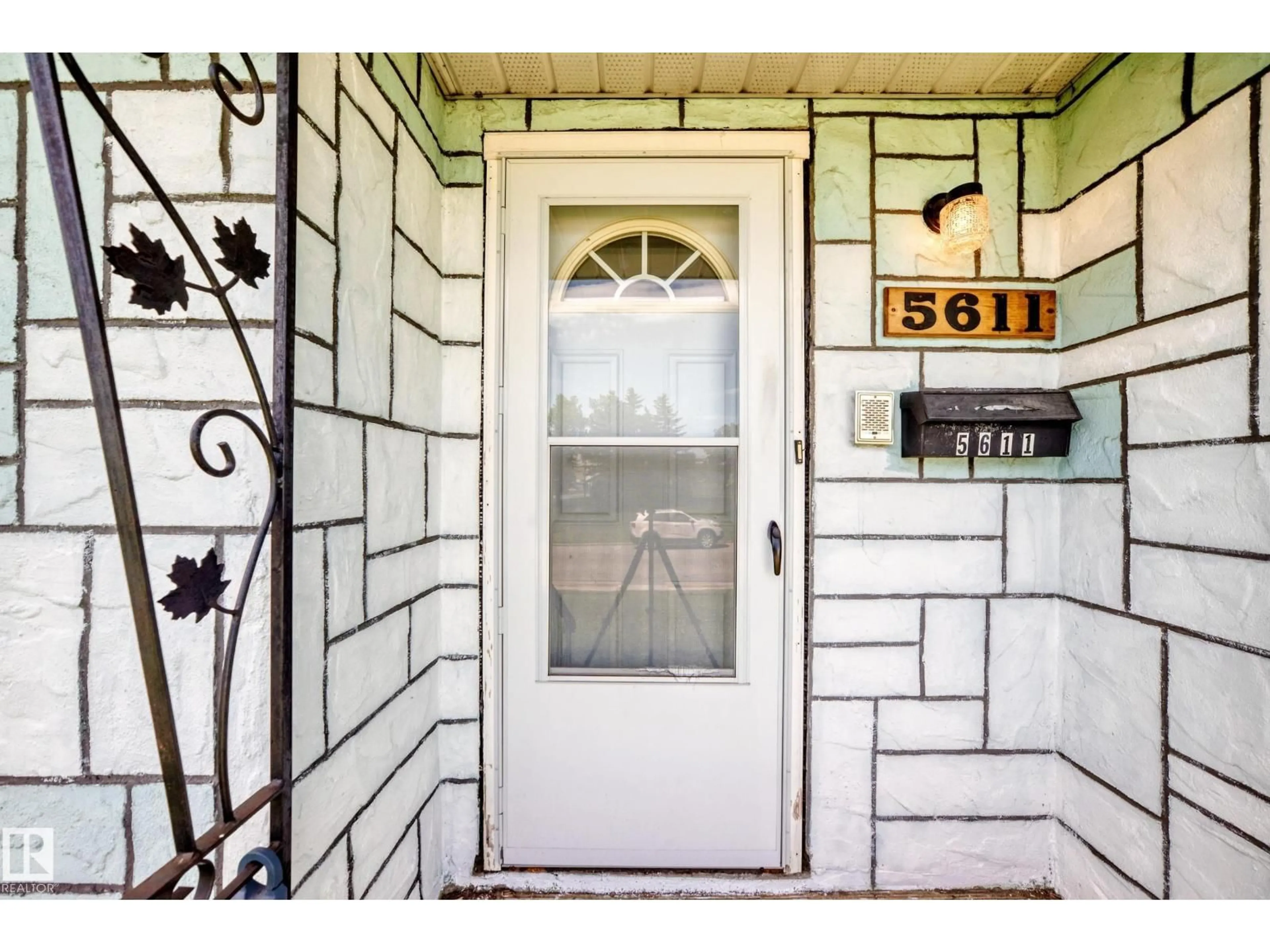 Indoor entryway for 5611 134A AV, Edmonton Alberta T5A0M3