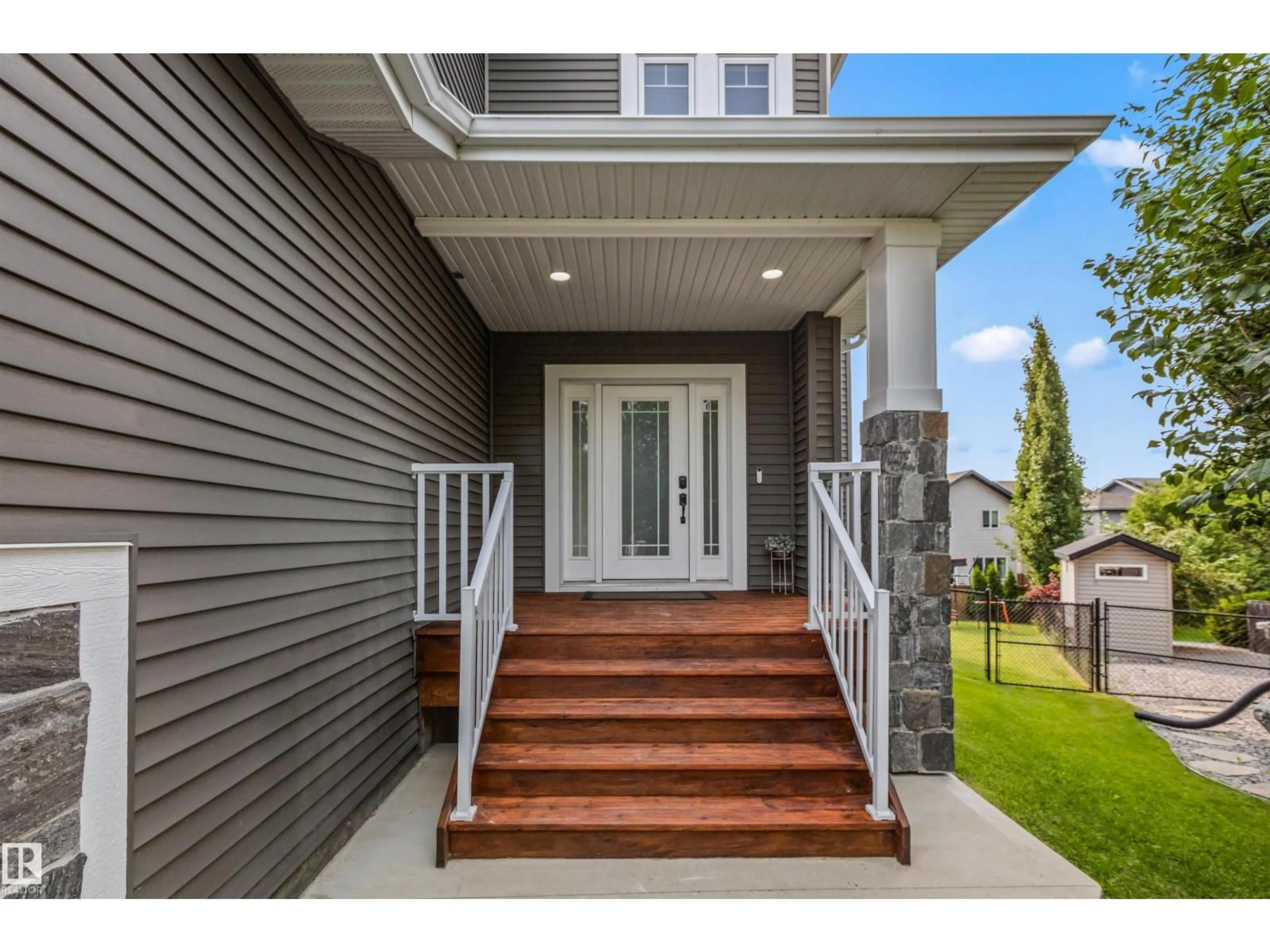 Indoor entryway for 1421 WESTERRA BA, Stony Plain Alberta T7Z0B3