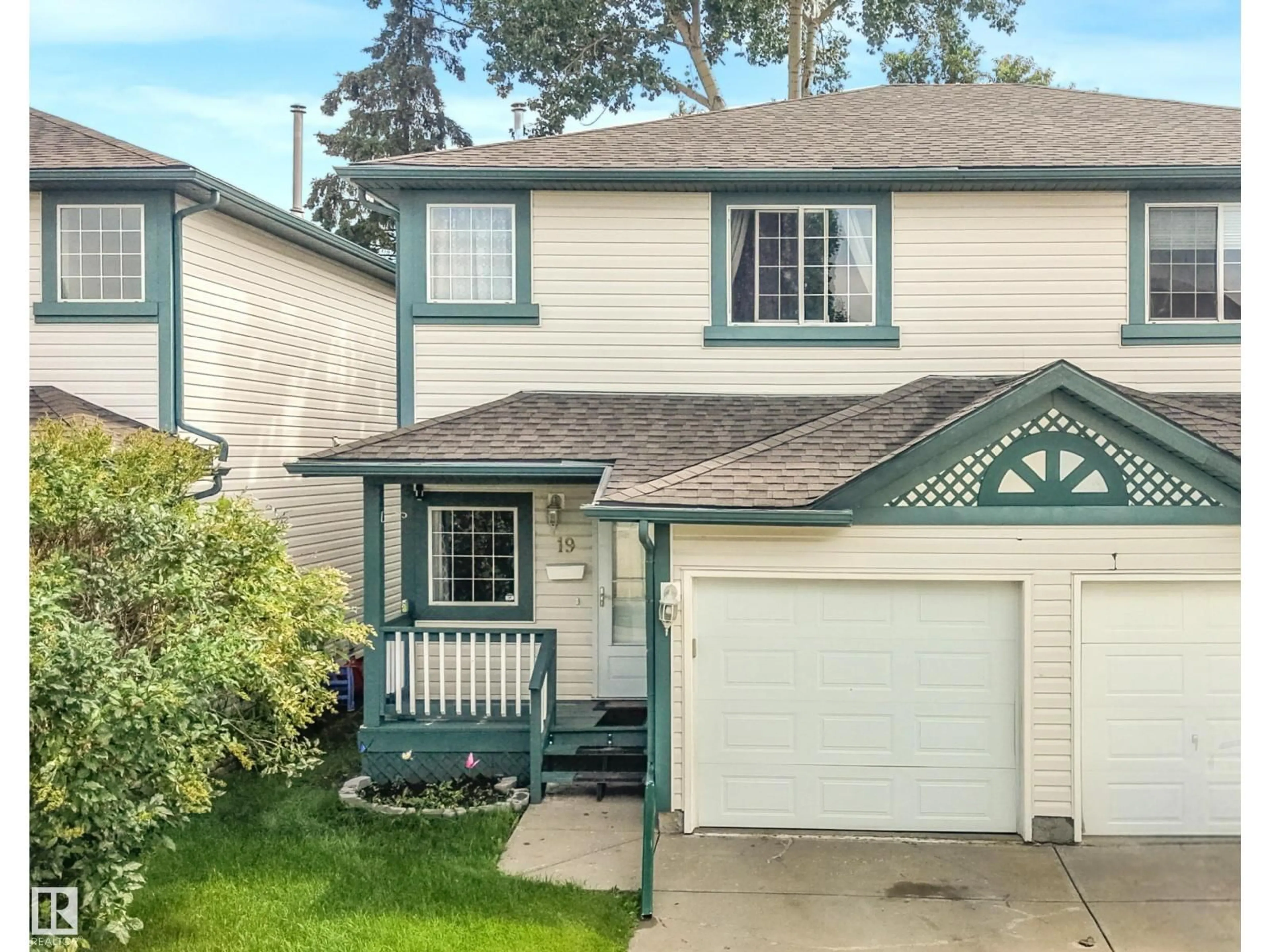 Home with vinyl exterior material, street for 19 15215 126 ST NW, Edmonton Alberta T5X2Z3