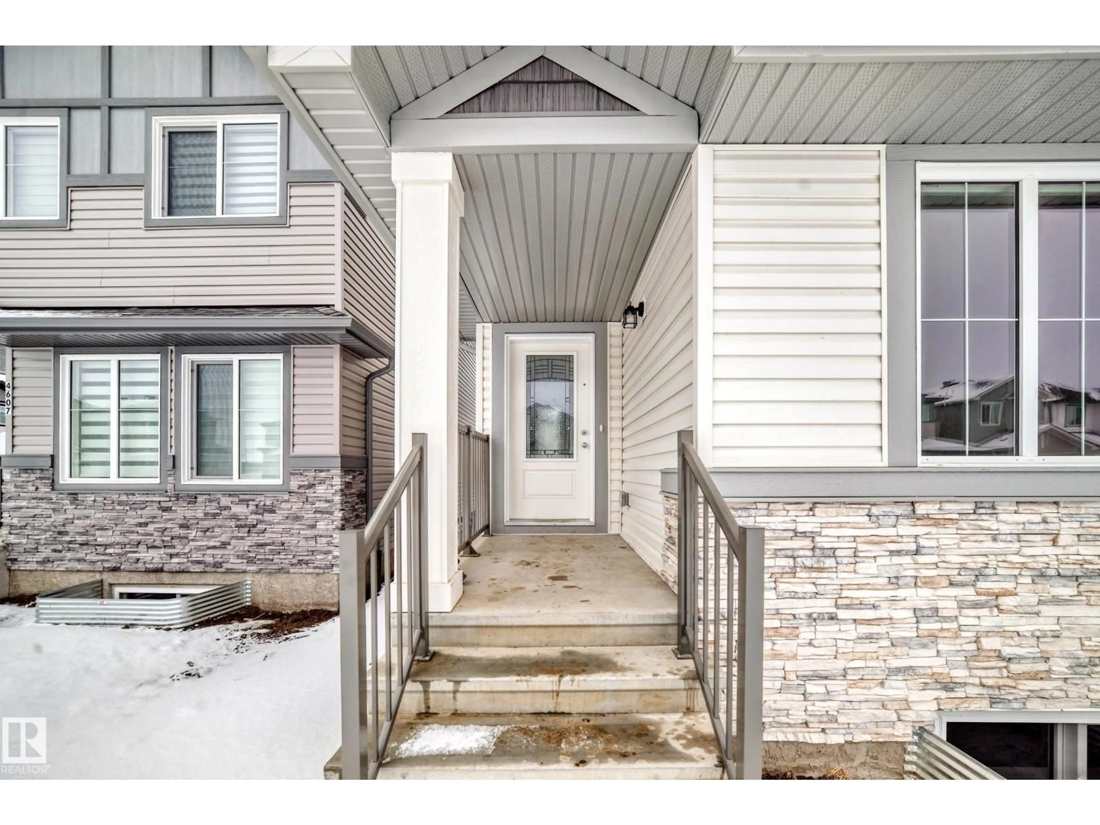 Indoor entryway for 4611 177AVE NW, Edmonton Alberta T5Y4B7