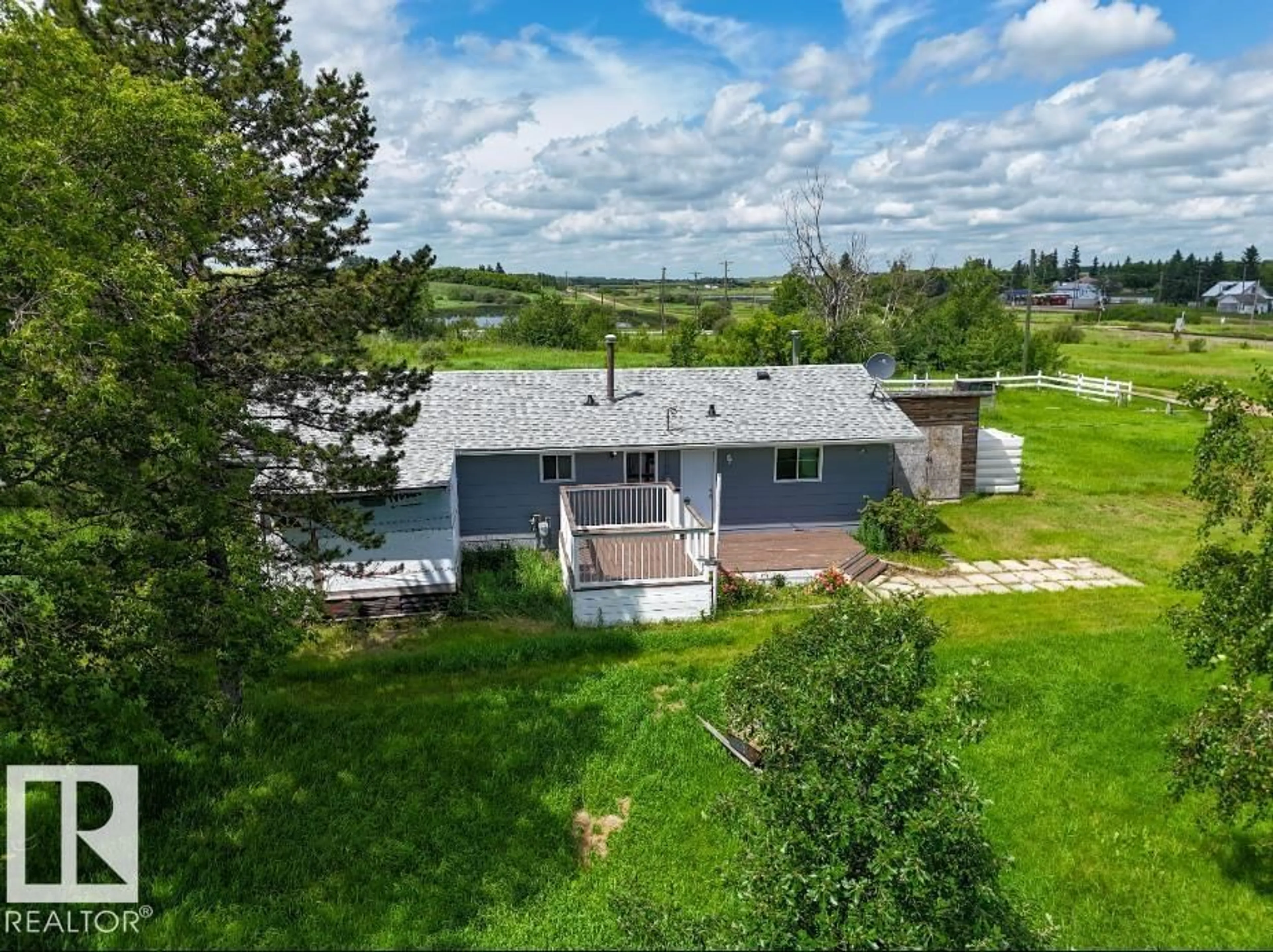 A pic from outside/outdoor area/front of a property/back of a property/a pic from drone, water/lake/river/ocean view for 4715 49 AV, Ranfurly Alberta T0B3T0