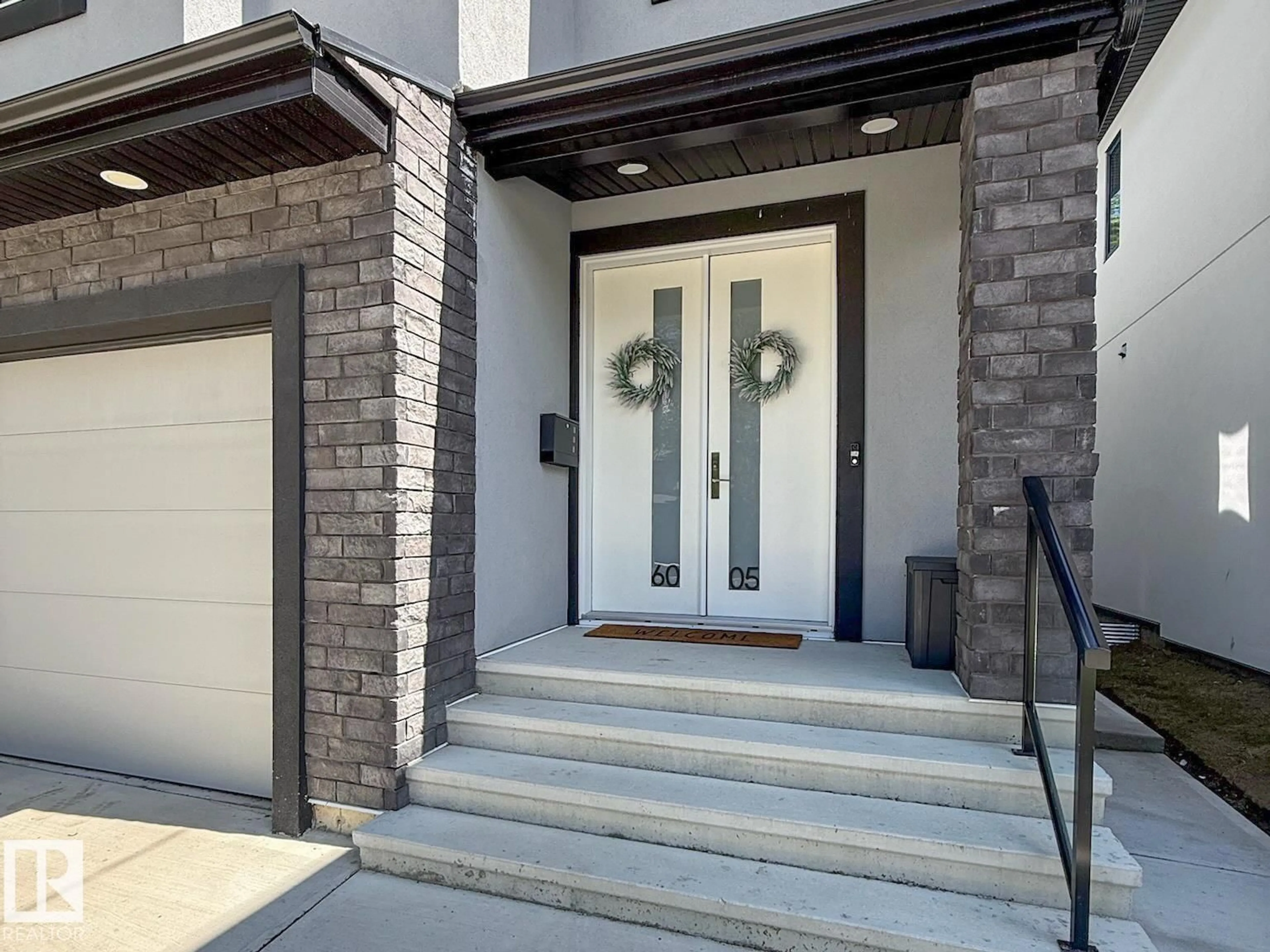 Indoor entryway for 6005 107 ST, Edmonton Alberta T6H2X9