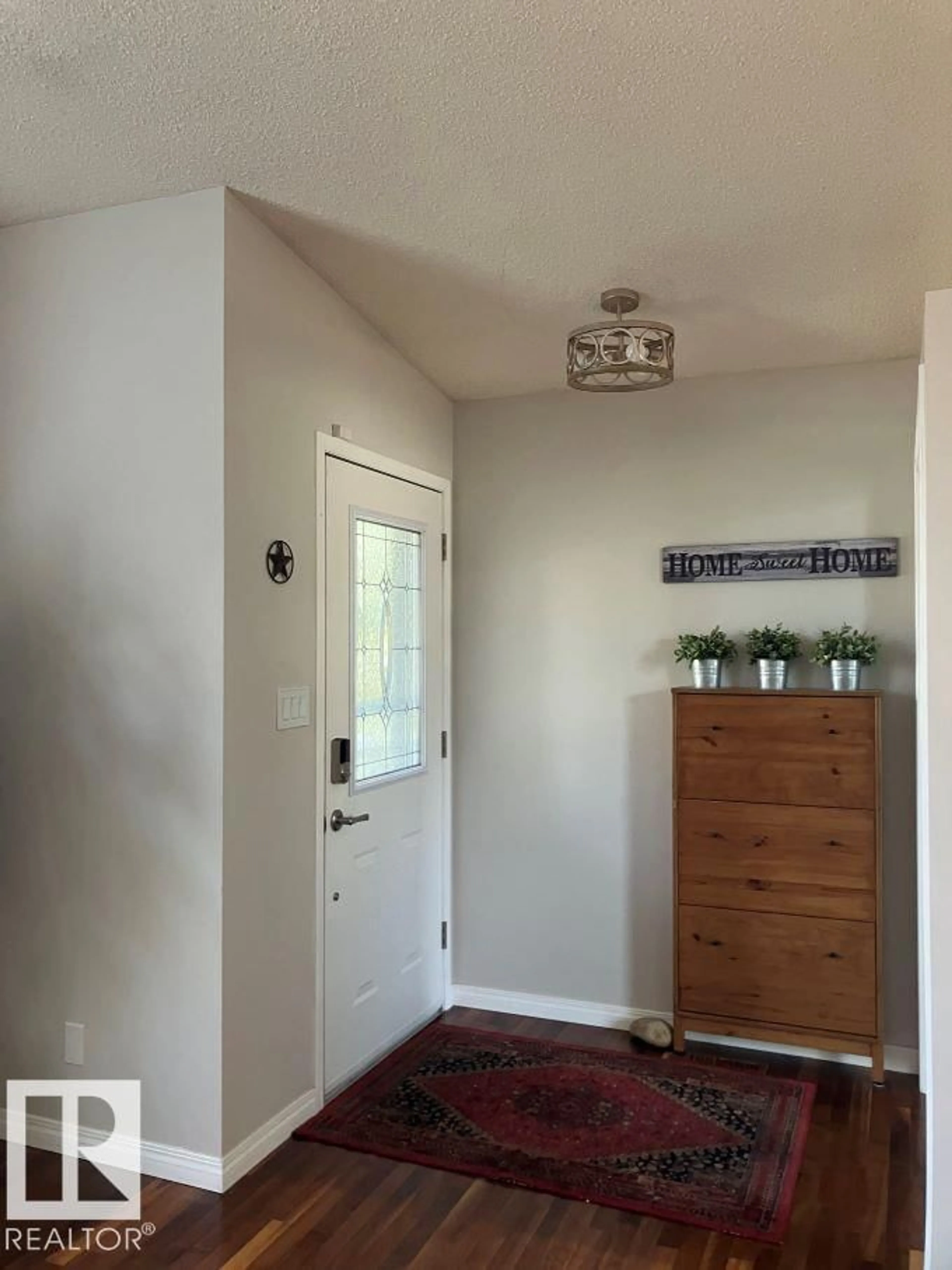 Indoor entryway for 8029 17A AV, Edmonton Alberta T6K4E1