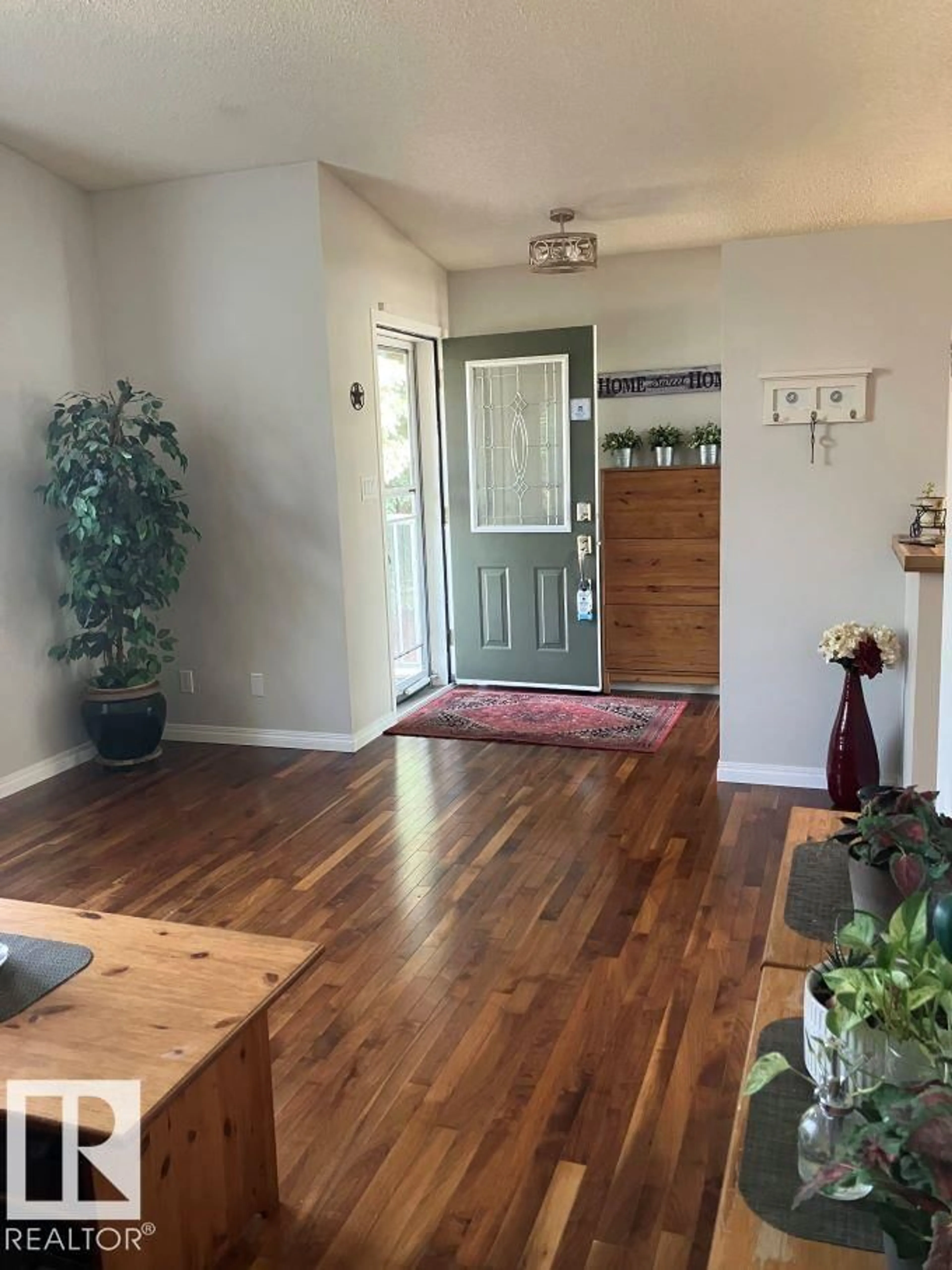 Indoor entryway for 8029 17A AV, Edmonton Alberta T6K4E1