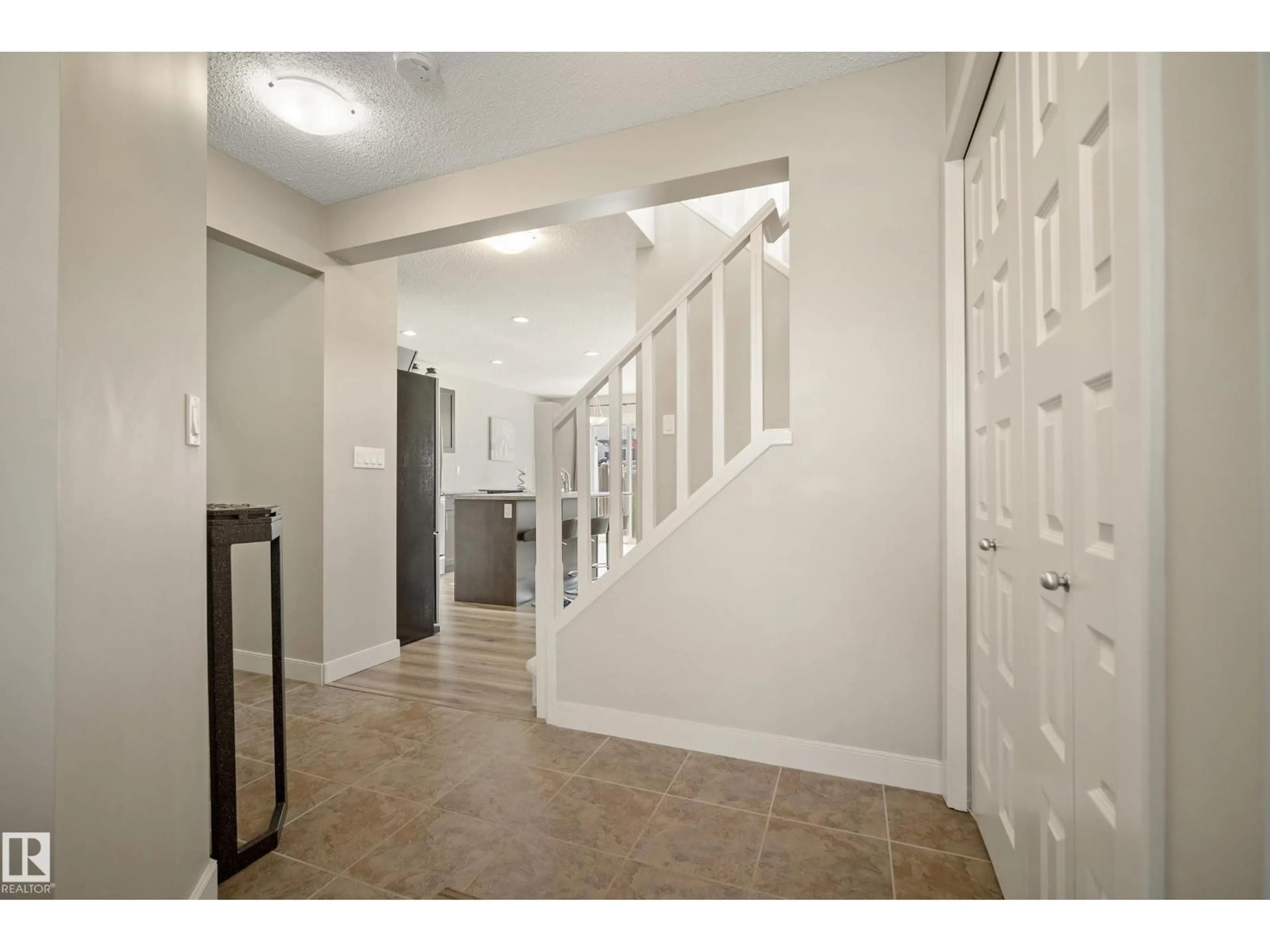 Indoor entryway for 1715 CUNNINGHAM WY, Edmonton Alberta T6W0W4