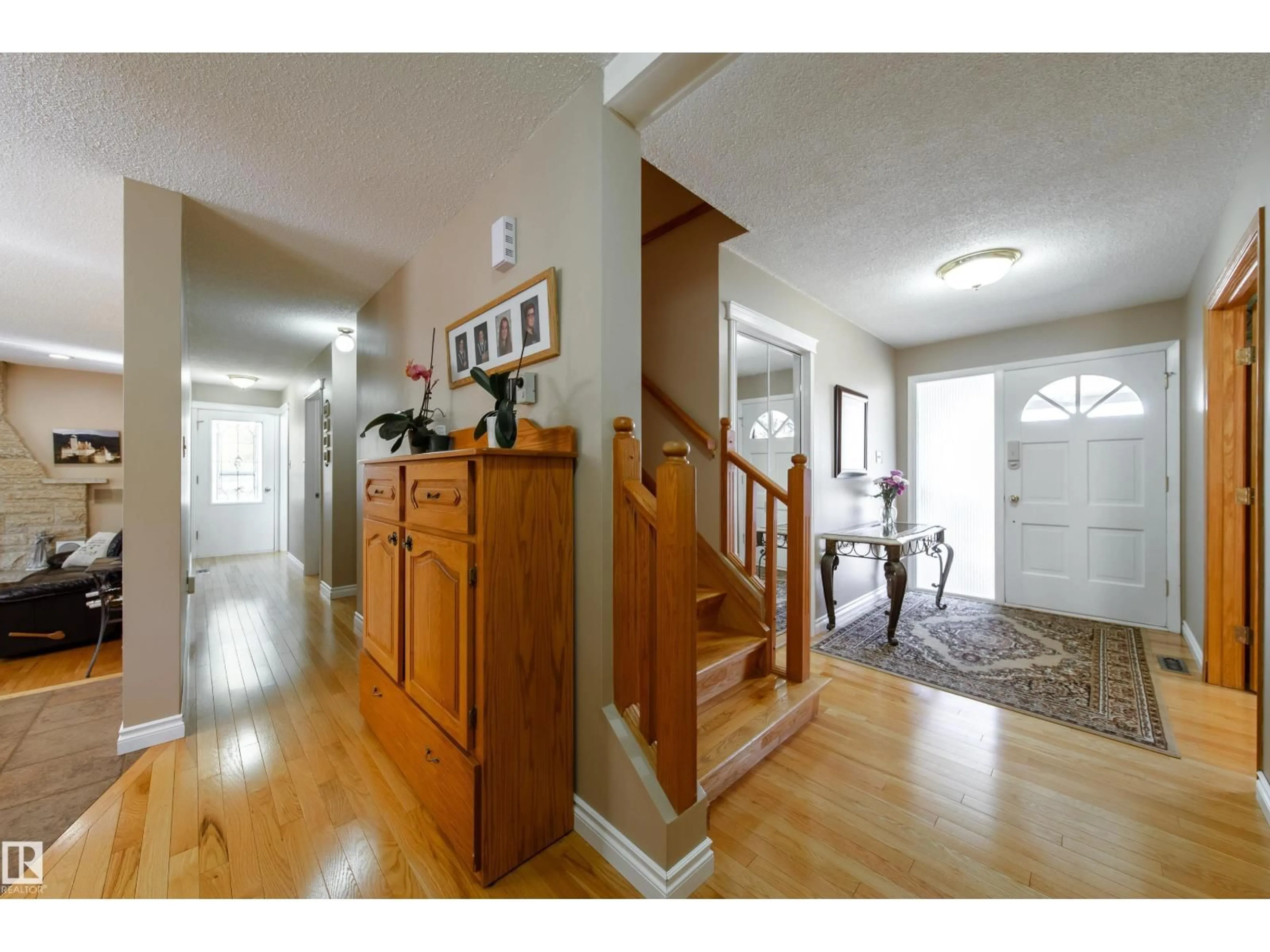 Indoor entryway for 205 MANOR CO, Sherwood Park Alberta T8A0S8