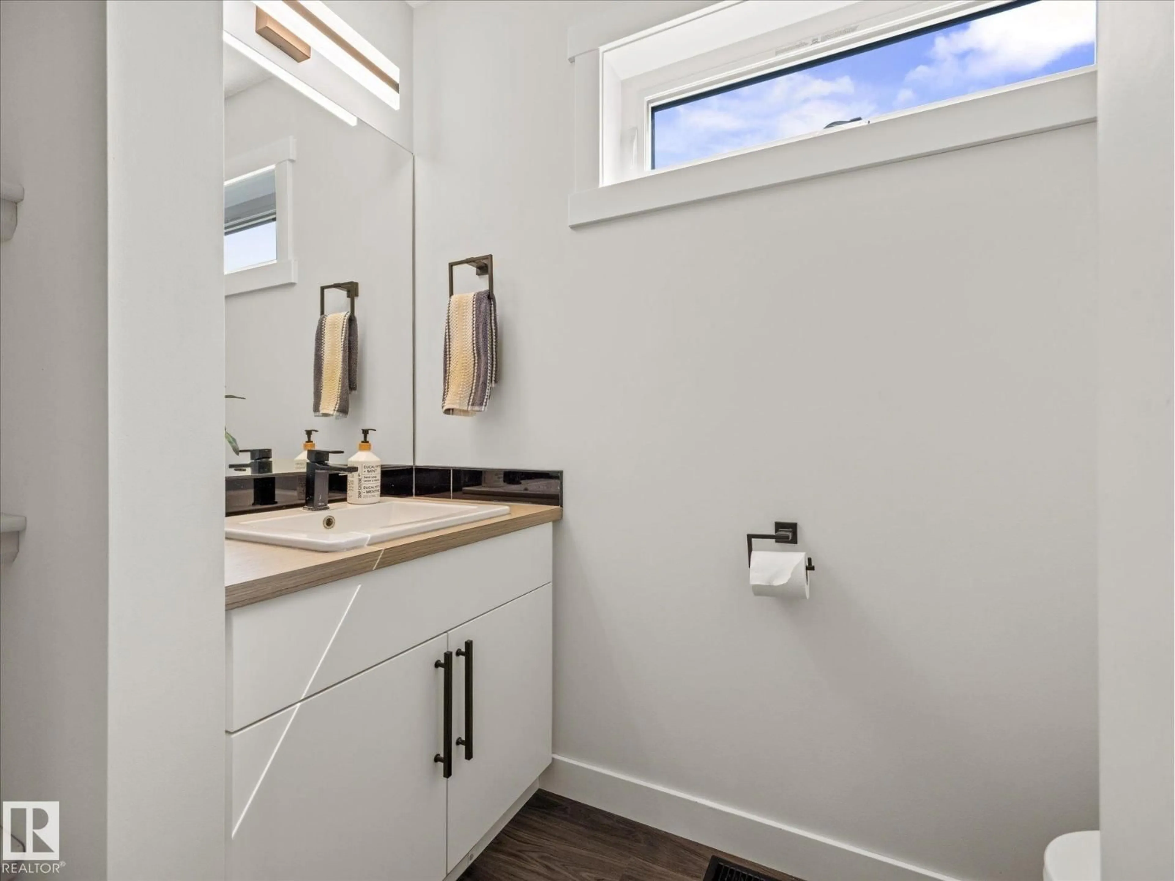 Contemporary bathroom, ceramic/tile floor for 90 - 50047 RGE RD 244, Rural Leduc County Alberta T4X0N8