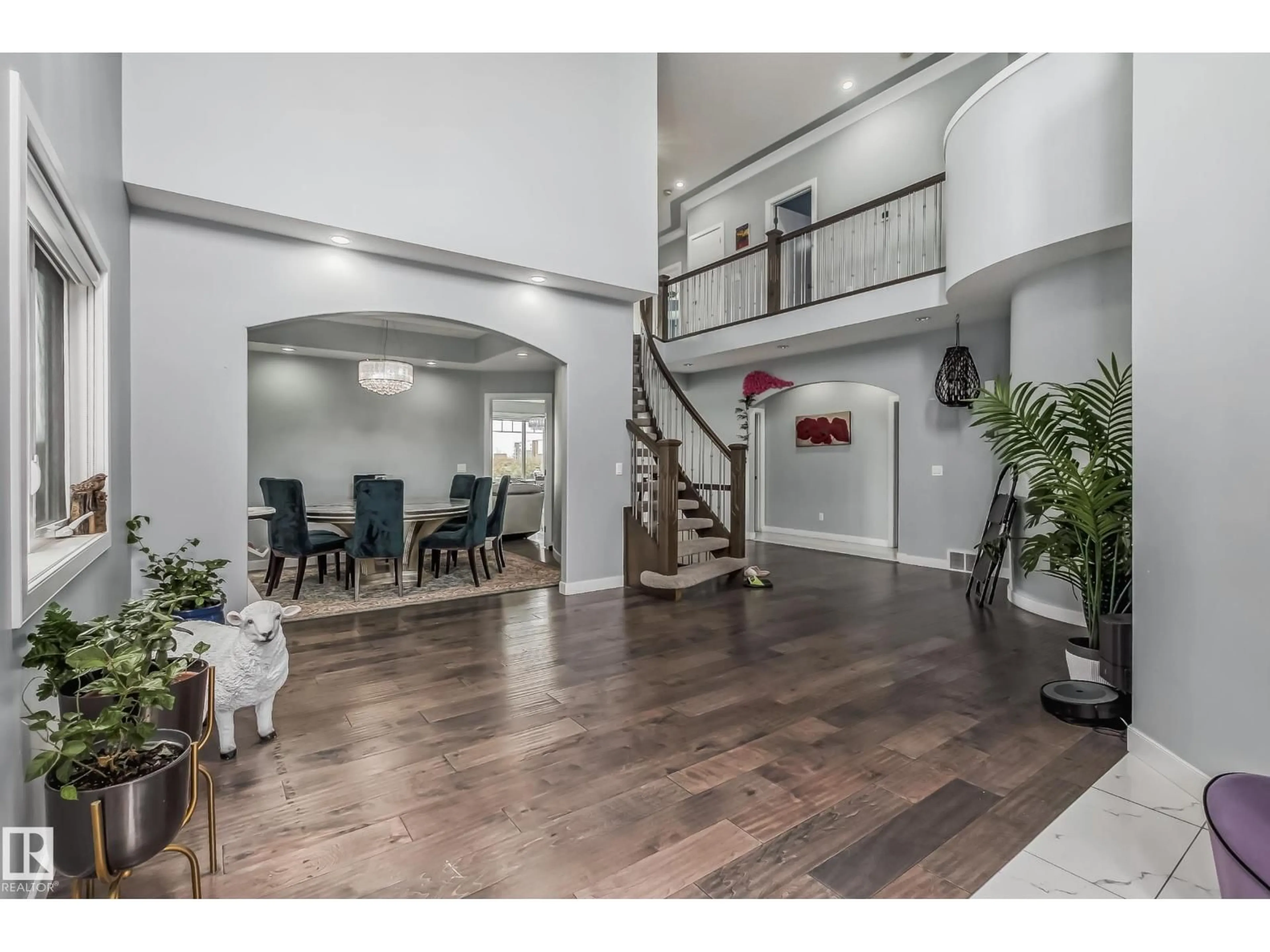 Indoor foyer for 4104 8 ST, Edmonton Alberta T6T0T3