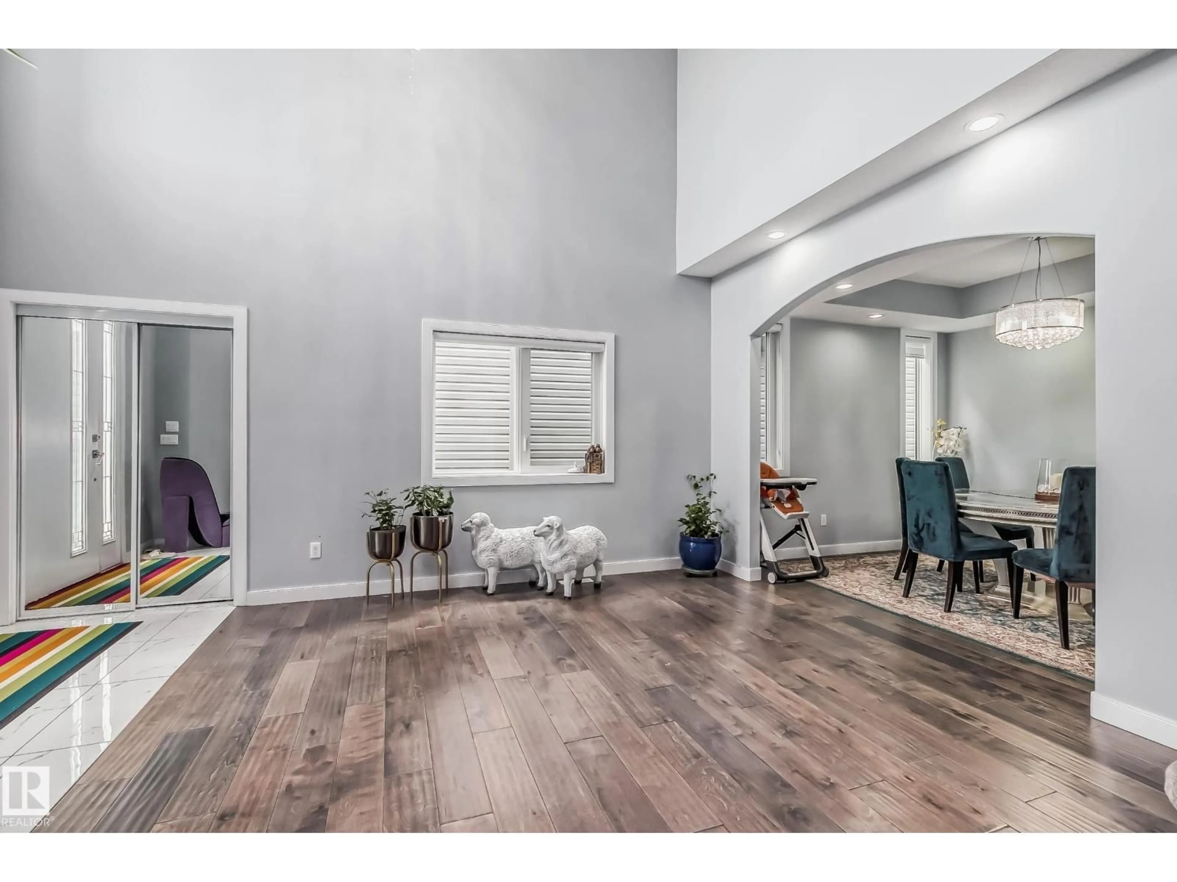 Indoor entryway for 4104 8 ST, Edmonton Alberta T6T0T3