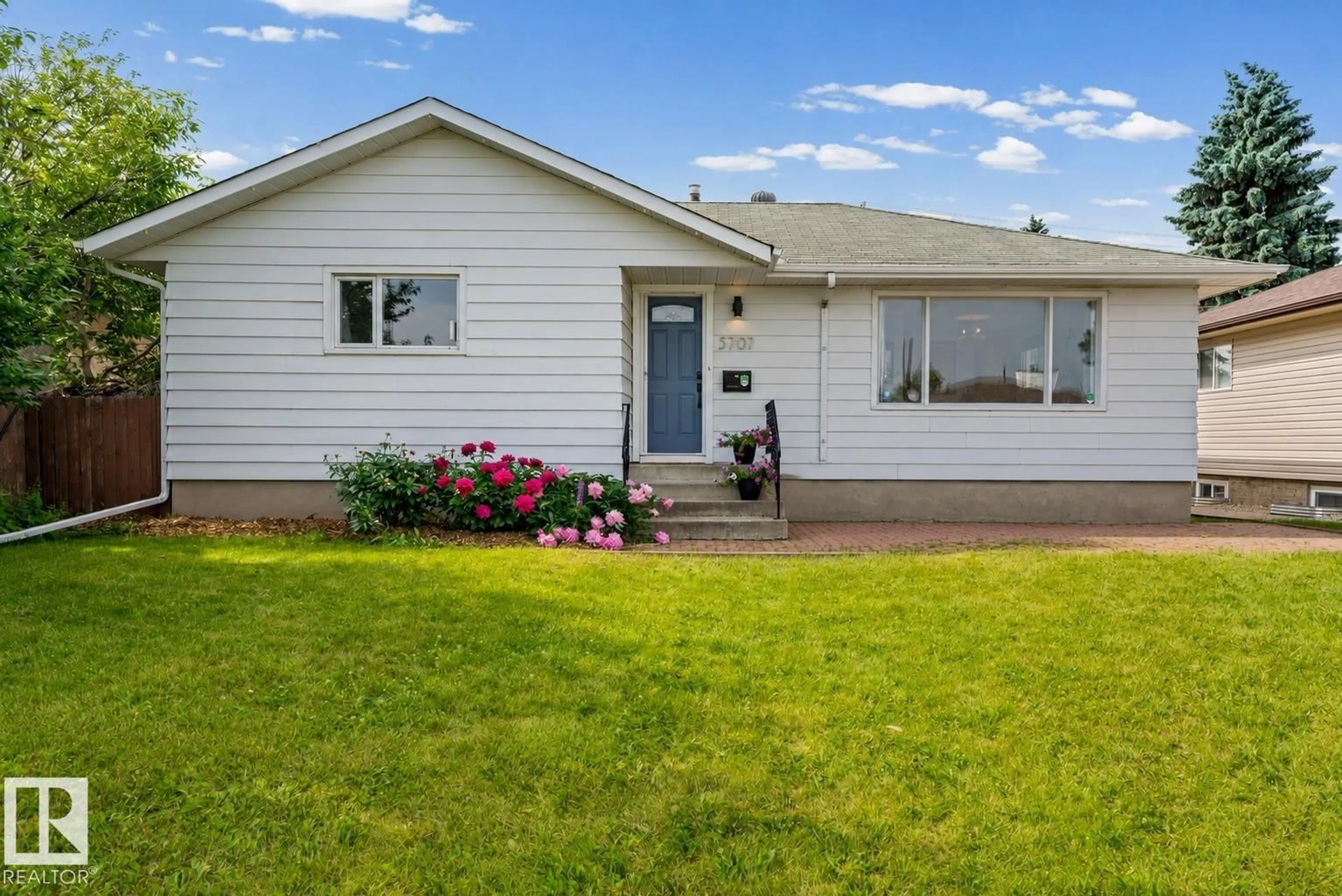 Home with vinyl exterior material, street for 5707 95 AV, Edmonton Alberta T6B1A4