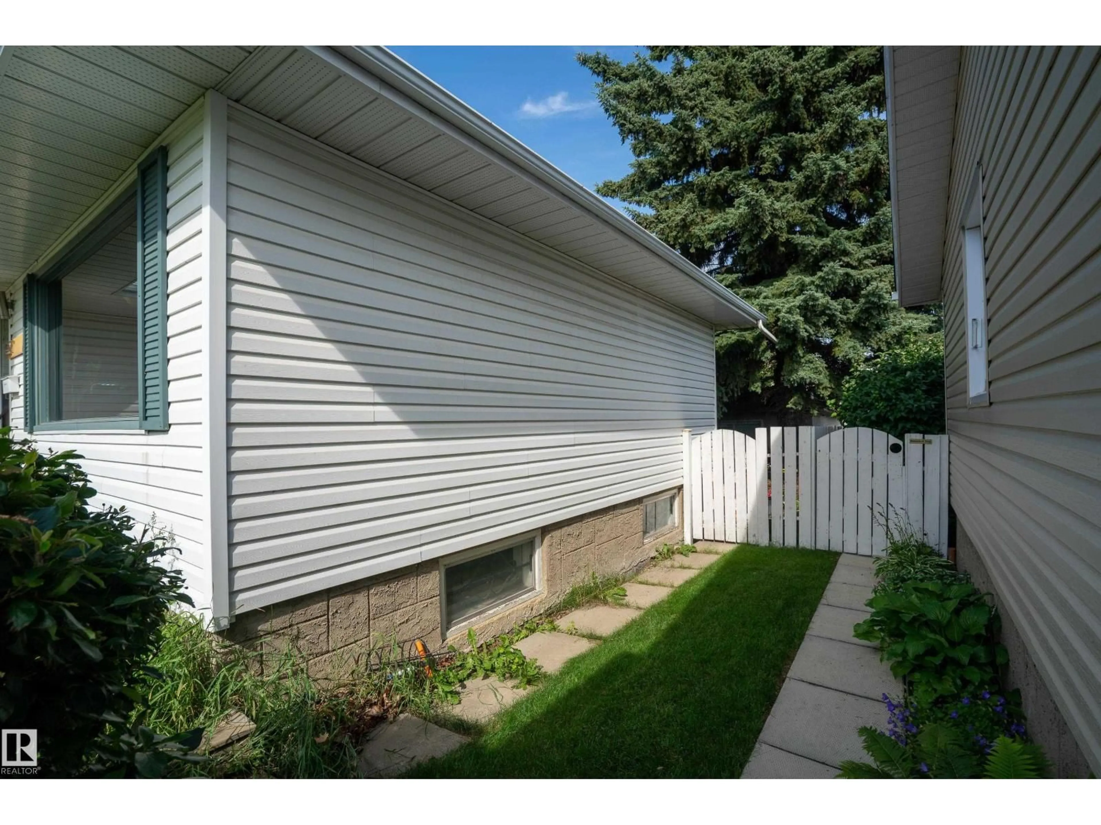 Home with vinyl exterior material, street for 5307 105 ST, Edmonton Alberta T6H2M7