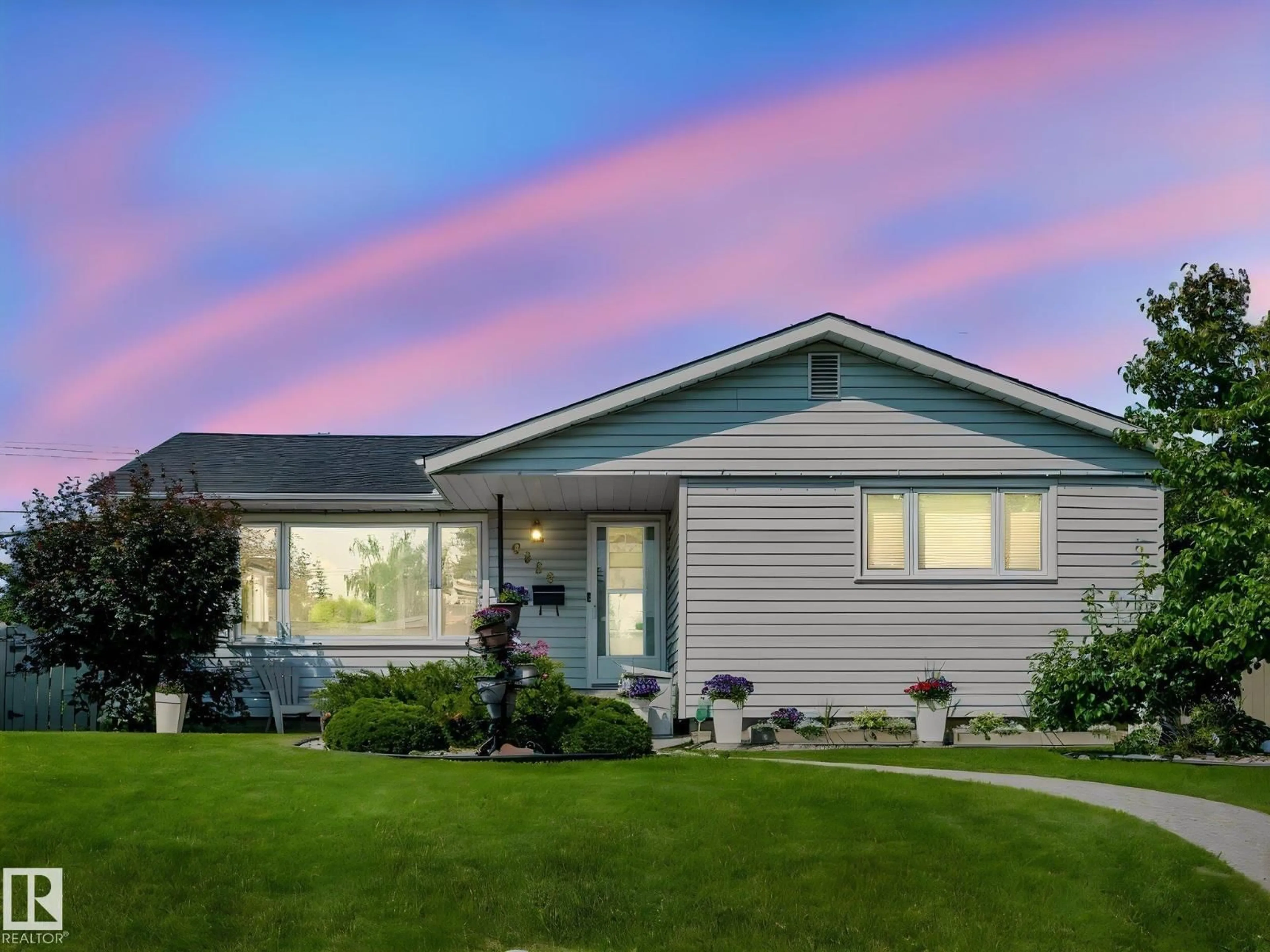 Home with vinyl exterior material, unknown for NW - 9528 54 ST, Edmonton Alberta T6B1H5