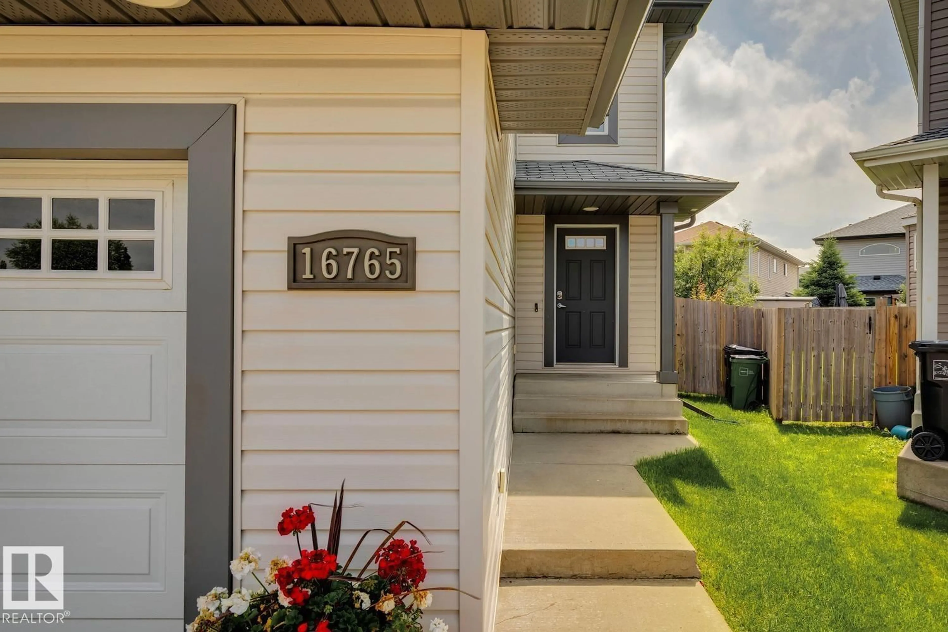 Indoor entryway for NW - 16765 119 ST, Edmonton Alberta T5X6K4