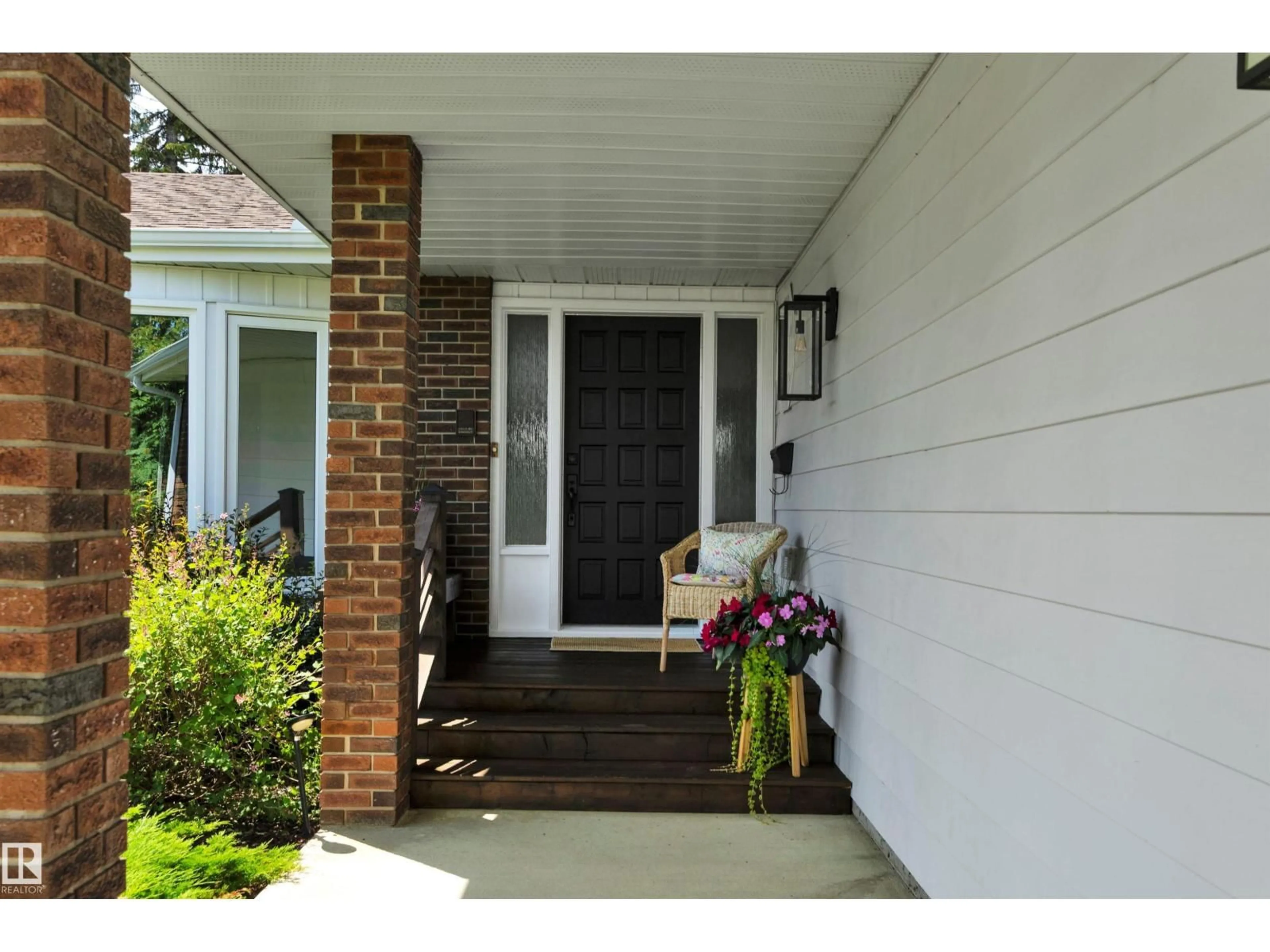 Indoor entryway for 15127 43 AV, Edmonton Alberta T6H5L7