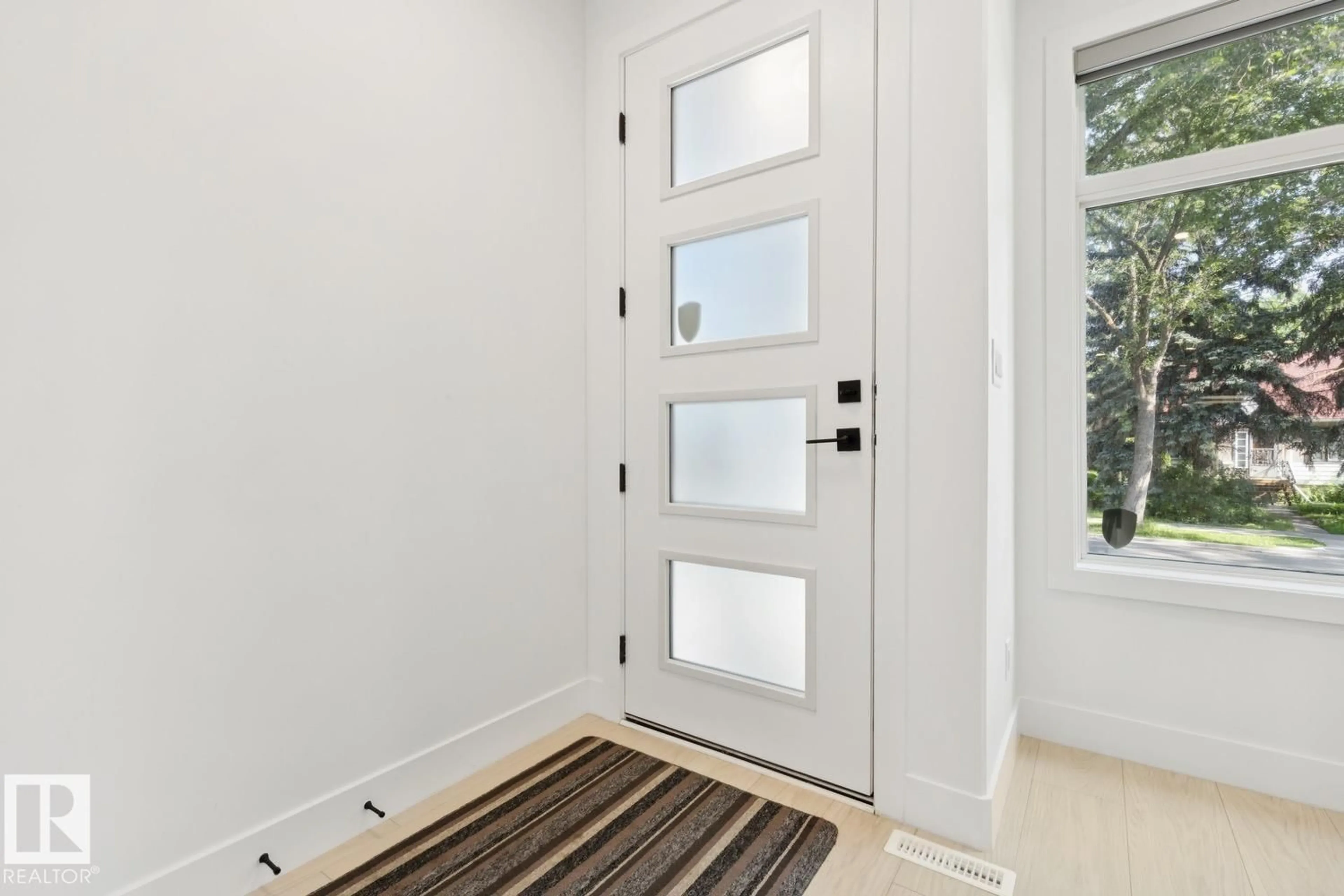 Indoor entryway for 10531 67 AV, Edmonton Alberta T6H1Z4
