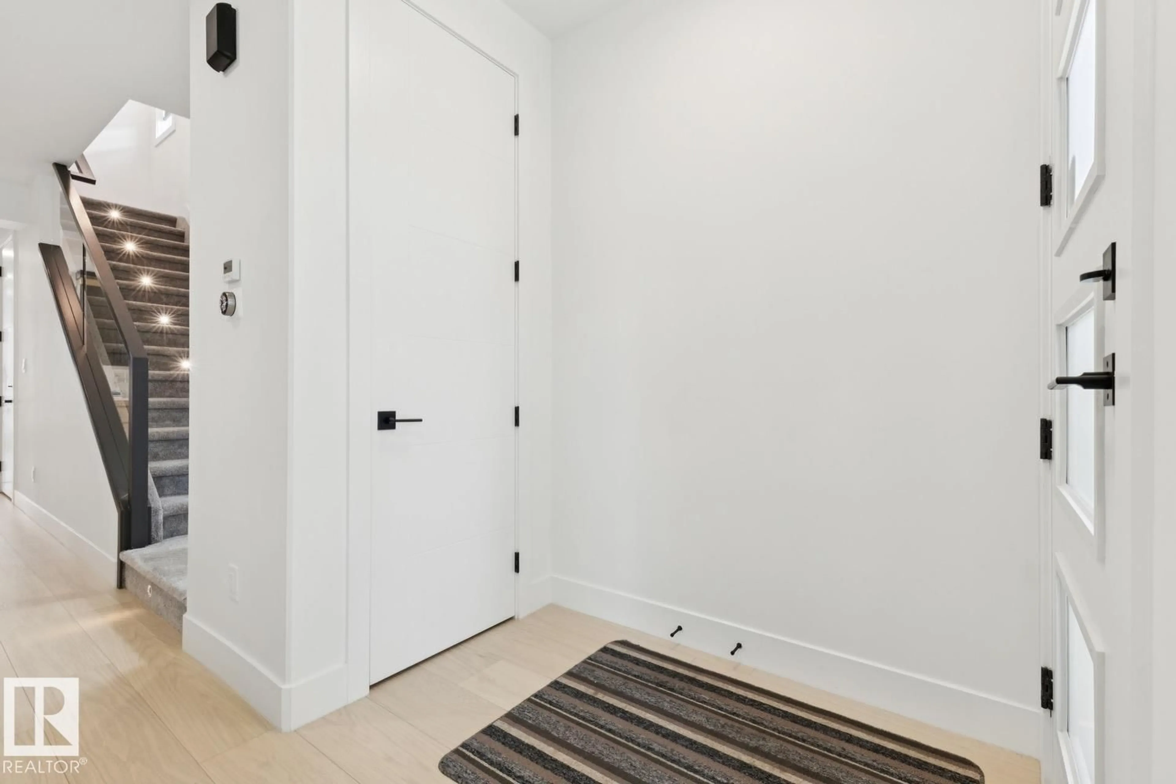 Indoor entryway for 10531 67 AV, Edmonton Alberta T6H1Z4