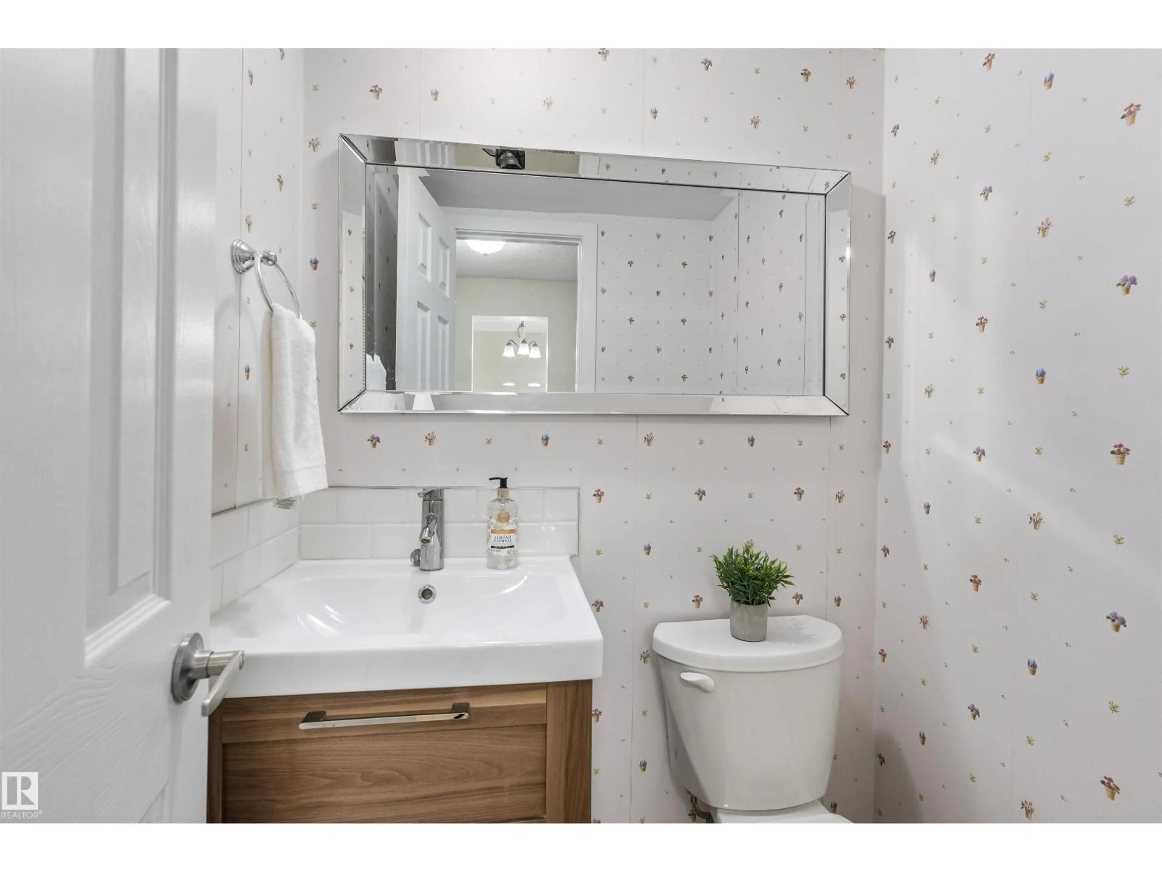 Standard bathroom, ceramic/tile floor for 33 GRANDIN VG, St. Albert Alberta T8N1R9
