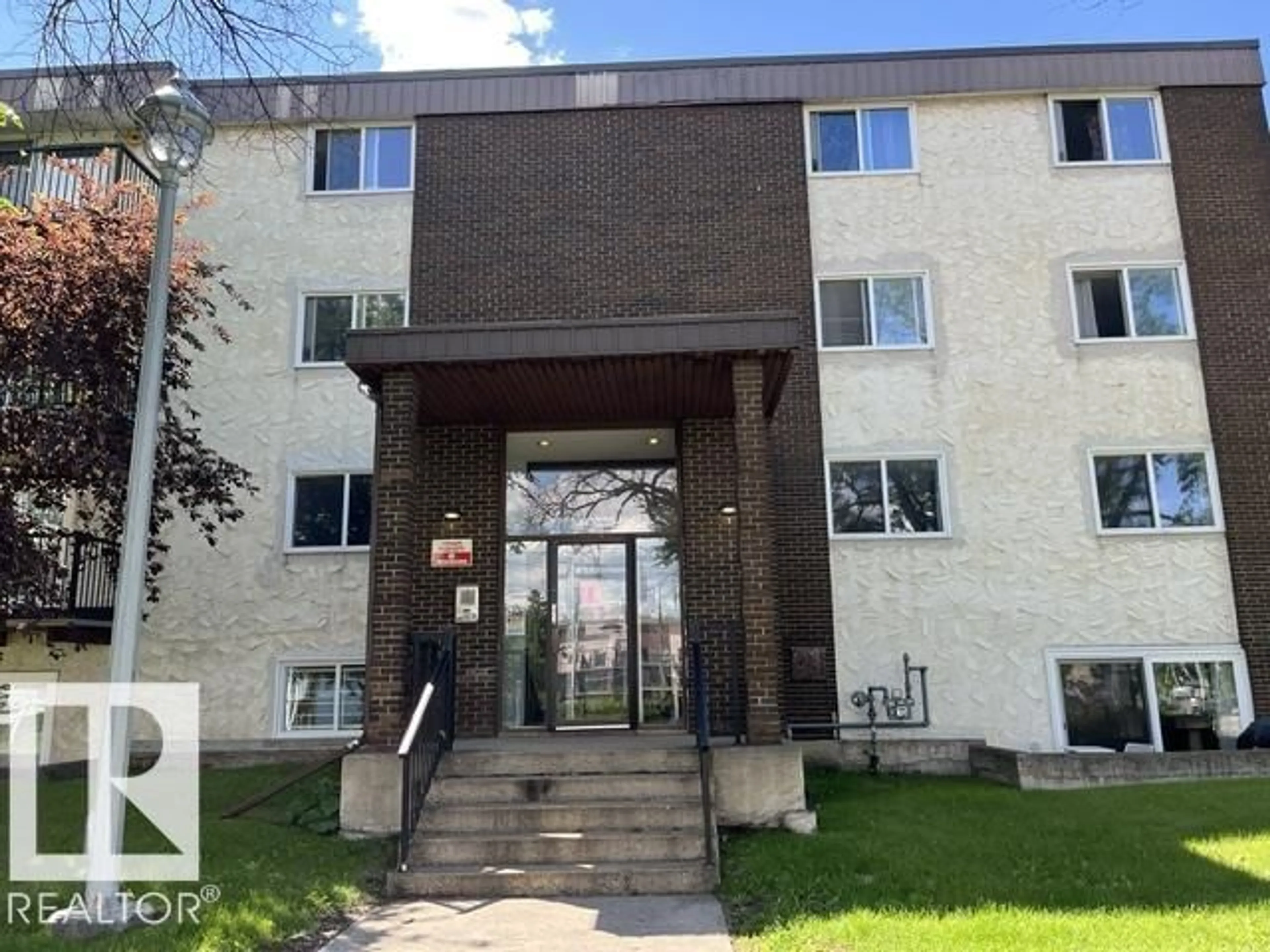 Indoor foyer for #205 - 10740 105 ST NW, Edmonton Alberta T5H2X2
