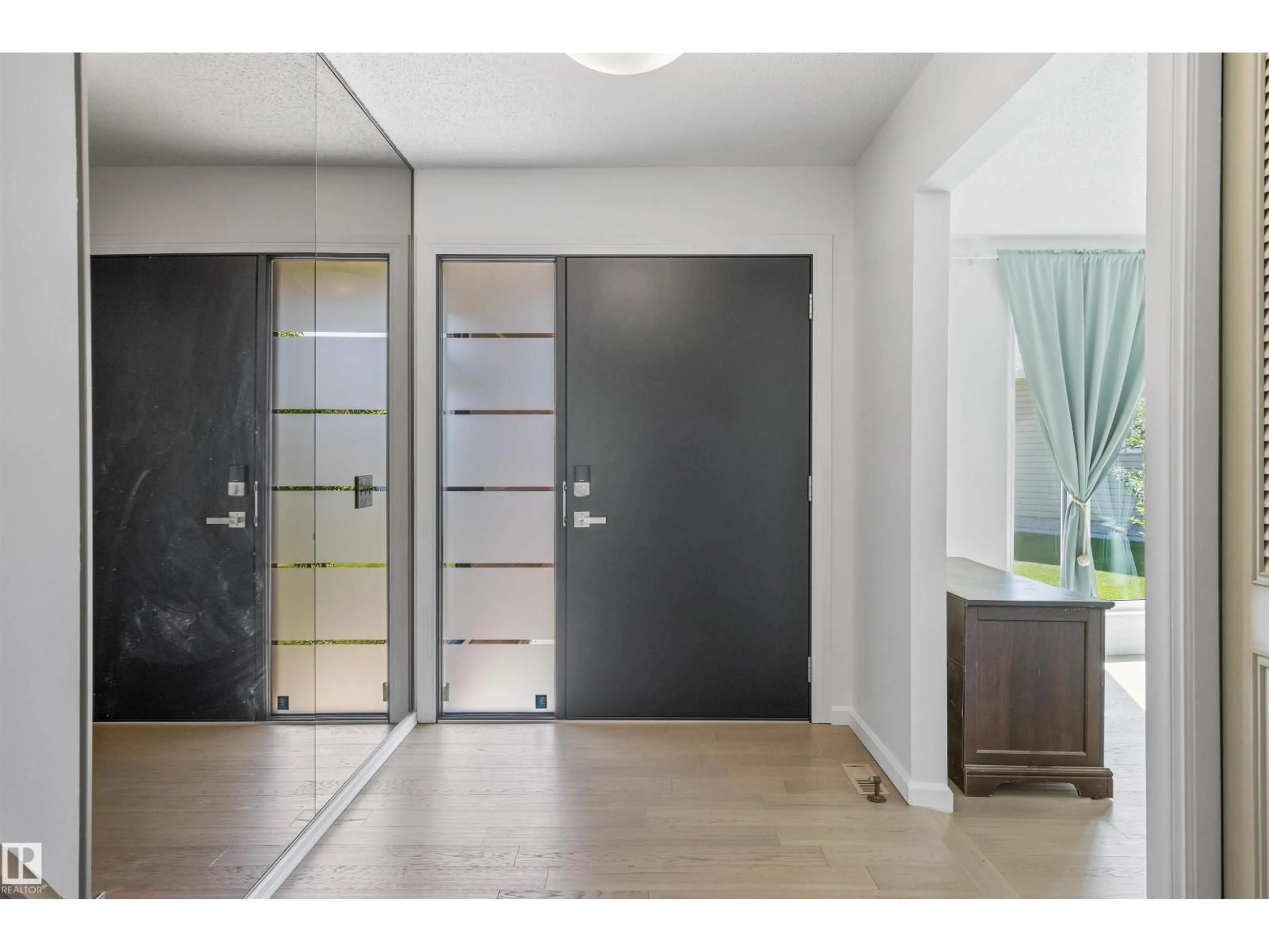 Indoor entryway for 318 GRAND MEADOW CR, Edmonton Alberta T6L1X2