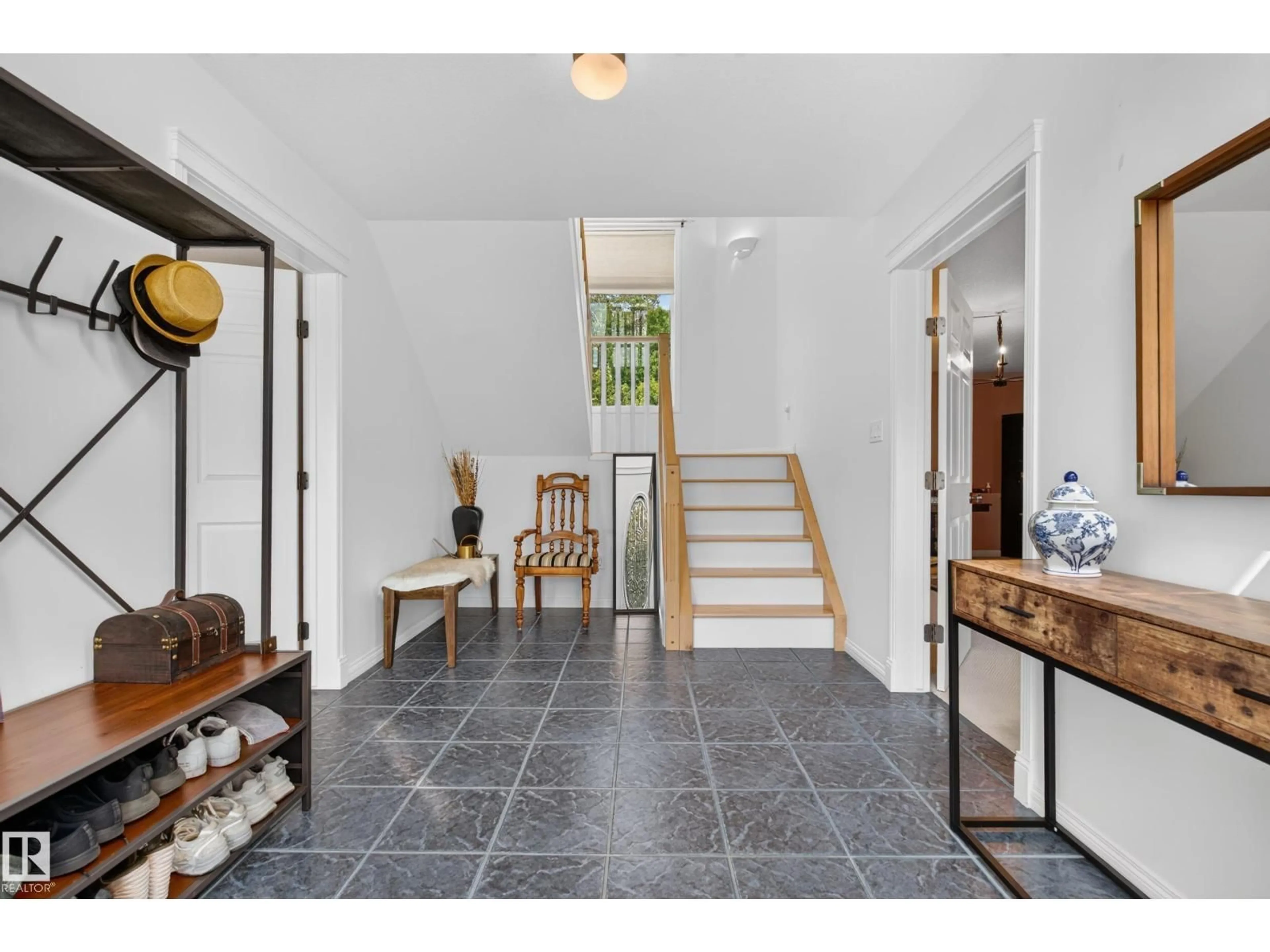 Indoor entryway for 905 26 ST, Cold Lake Alberta T9M1X8