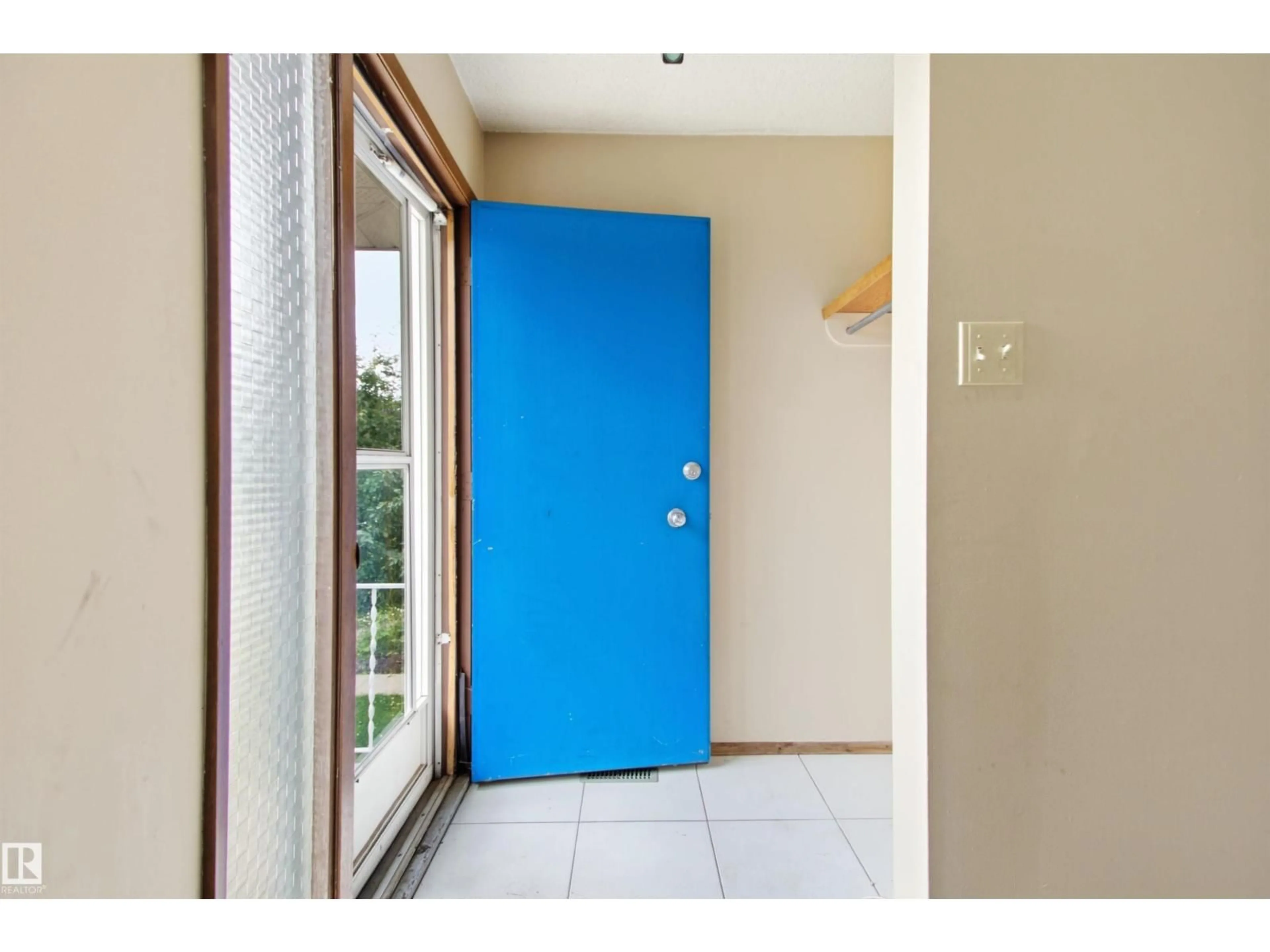 Indoor foyer for NW - 11424 41 AV, Edmonton Alberta T6J0T8