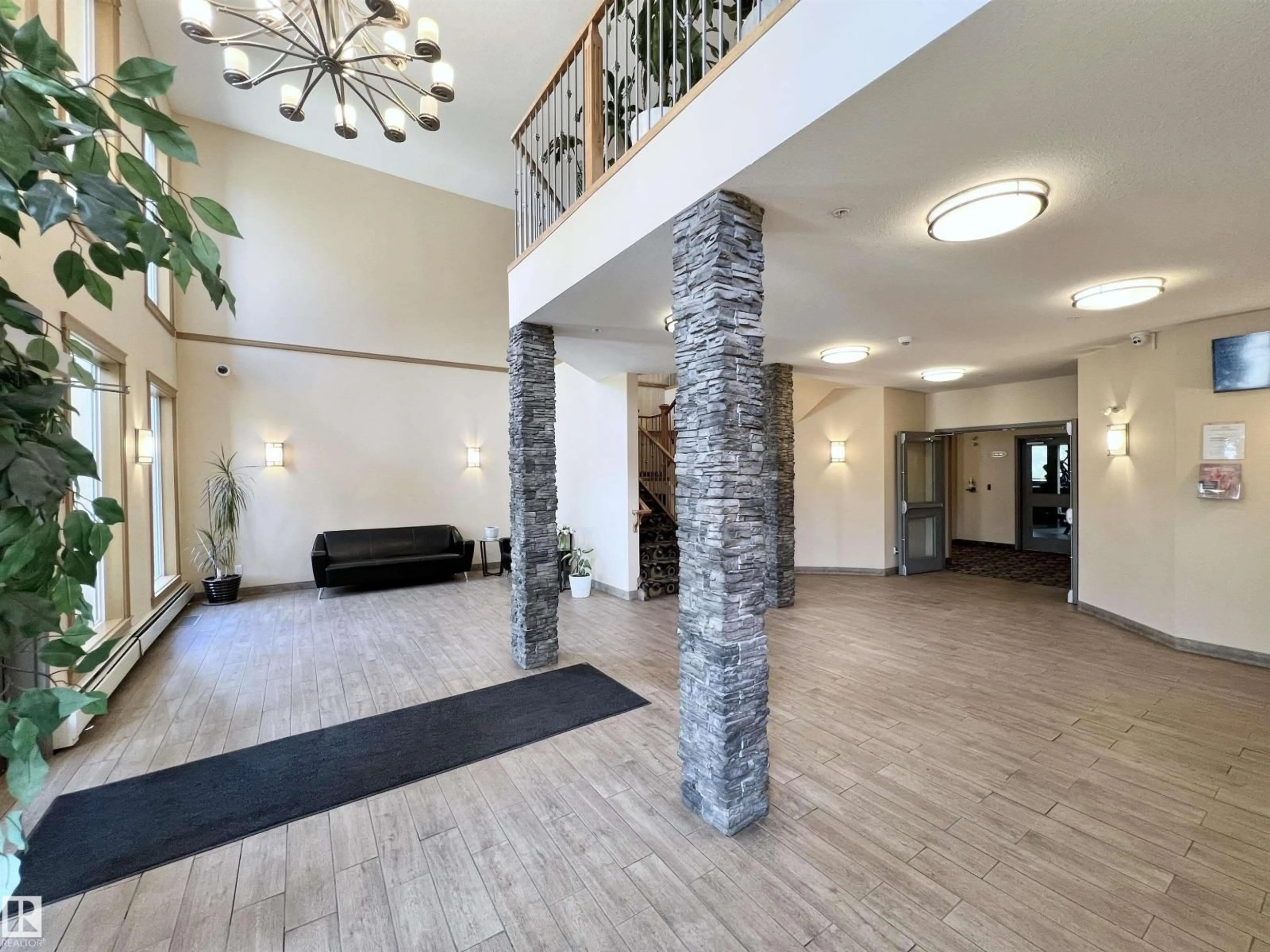 Indoor foyer for NW - 349 10121 80 AV, Edmonton Alberta T6E0B9
