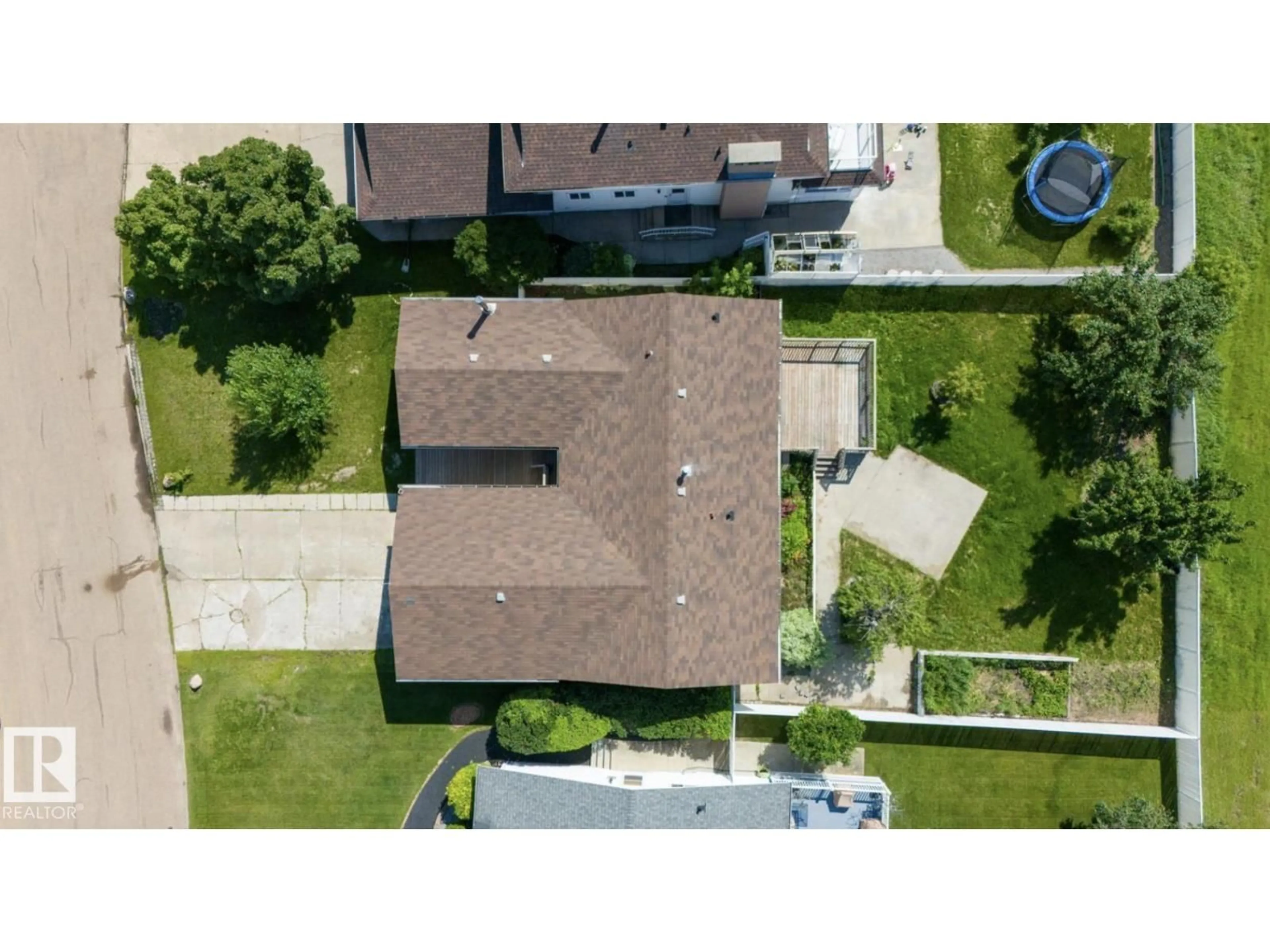 A pic from outside/outdoor area/front of a property/back of a property/a pic from drone, street for 10211 95 AVE, Morinville Alberta T8R1E9