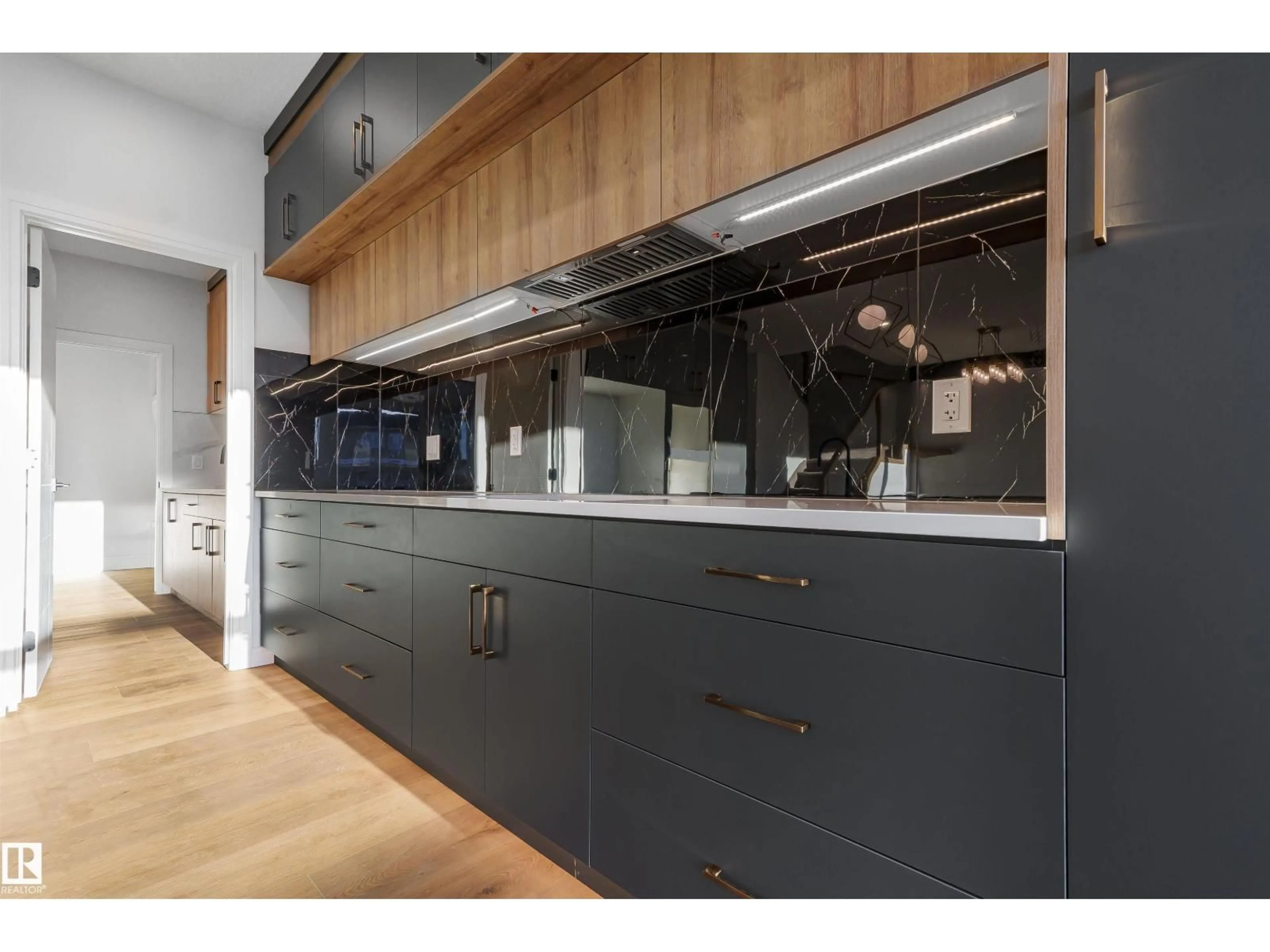 Contemporary kitchen, wood/laminate floor for NW - 2808 191 ST, Edmonton Alberta T6M3C3