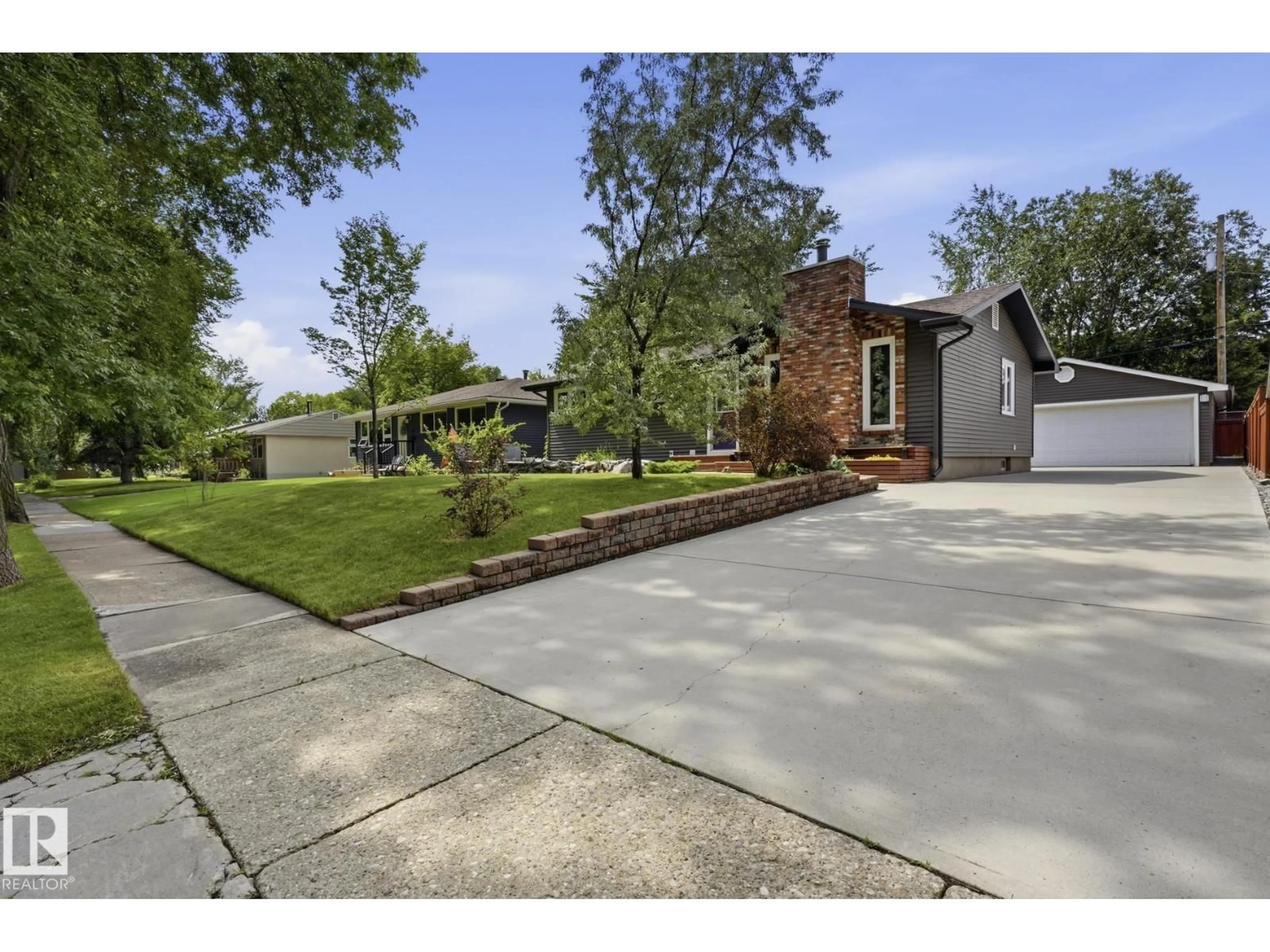 A pic from outside/outdoor area/front of a property/back of a property/a pic from drone, street for 28 SUNNYSIDE CR, St. Albert Alberta T8N0J5
