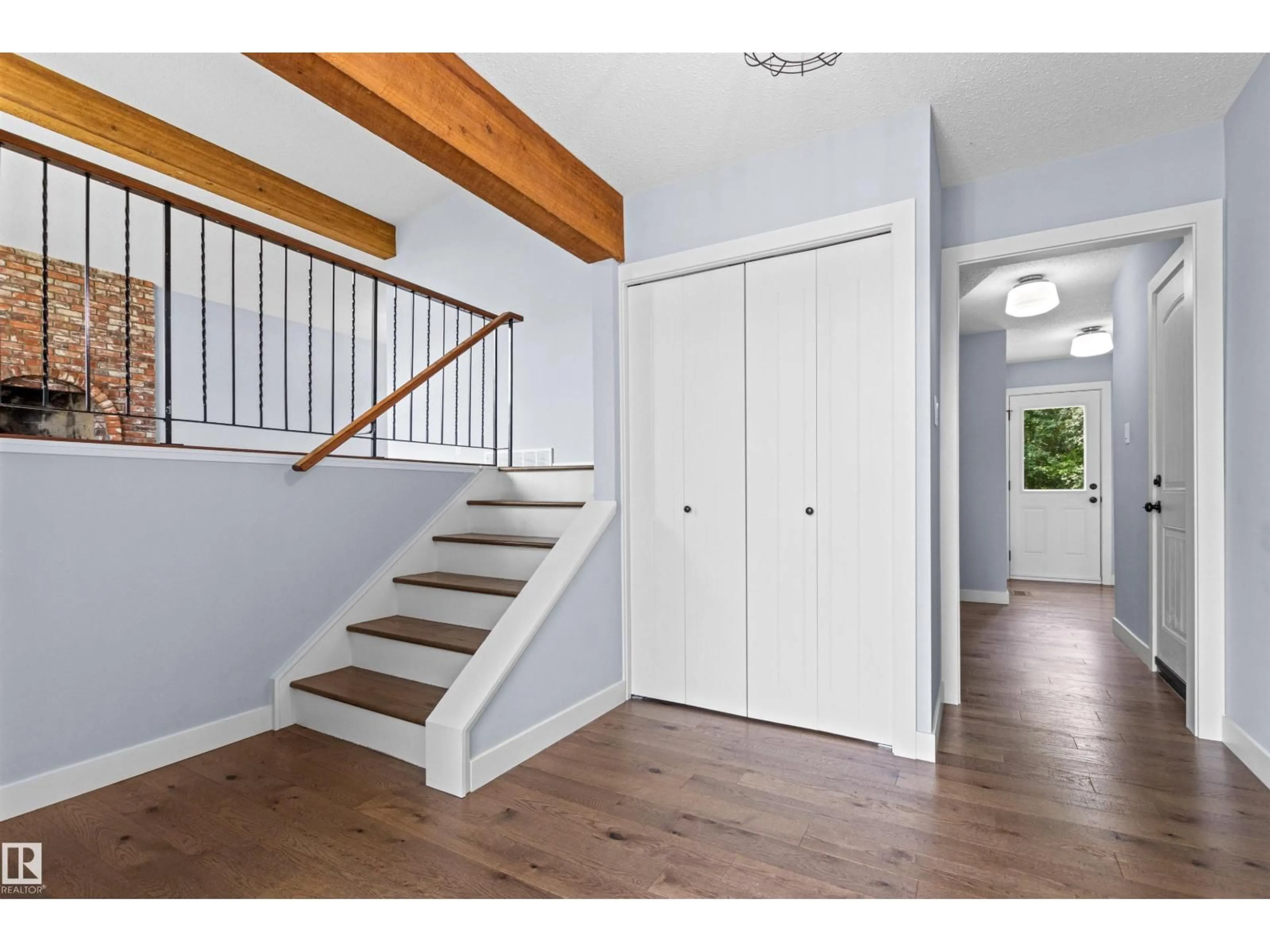 Indoor entryway for 11427 35 AV, Edmonton Alberta T6J2W9