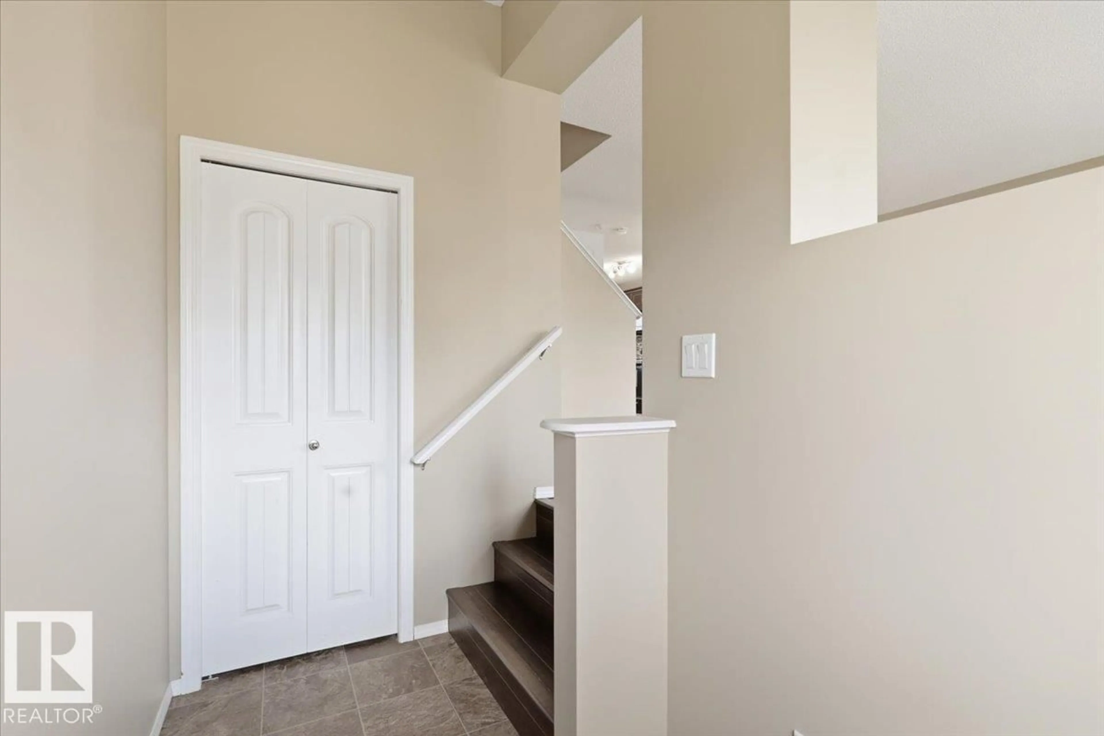 Indoor entryway for 331 SOUTHFORK DR, Leduc Alberta T9E0T8