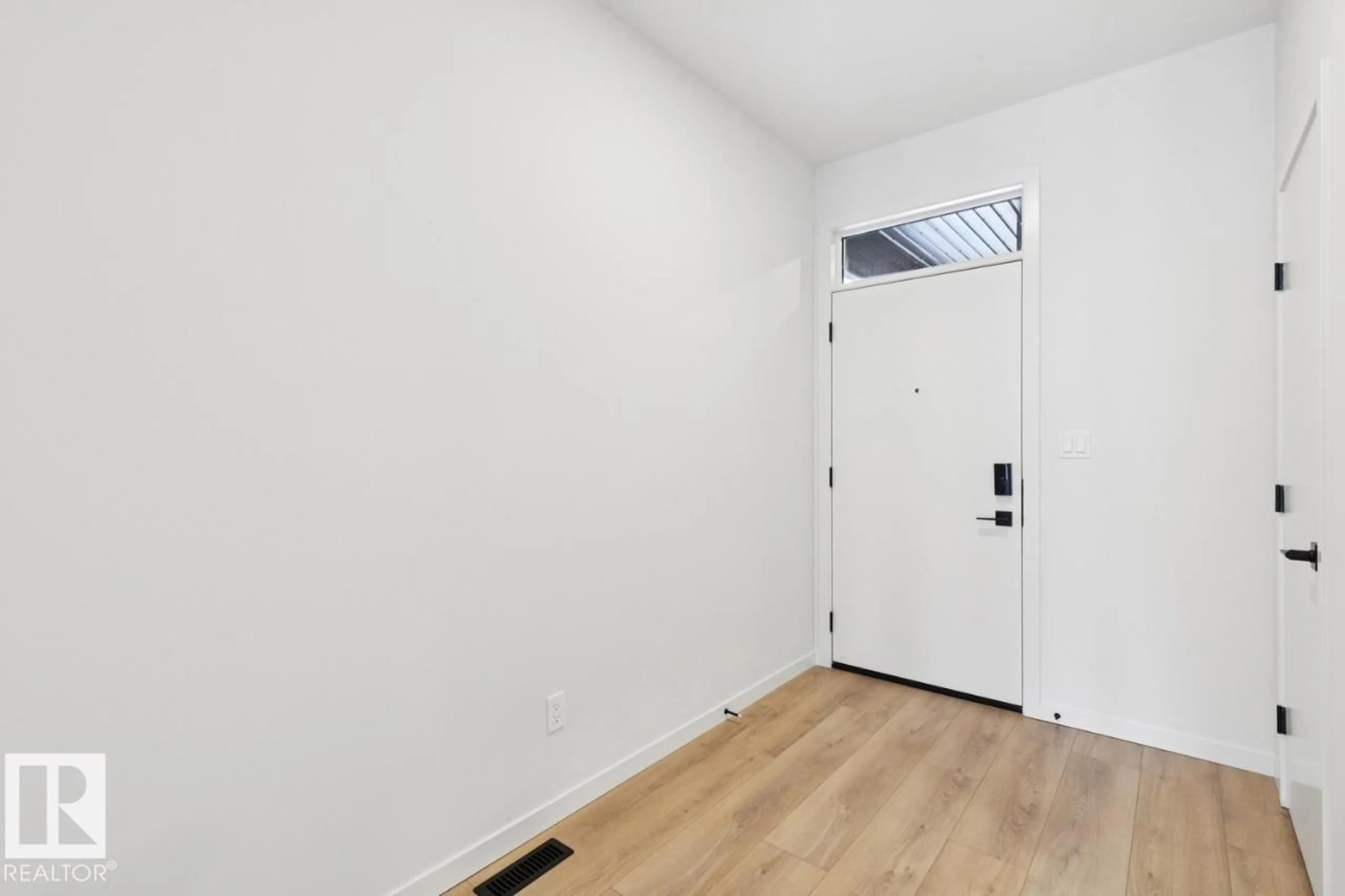 Indoor entryway for 7449 KLAPSTEIN CR, Edmonton Alberta T6W5N7