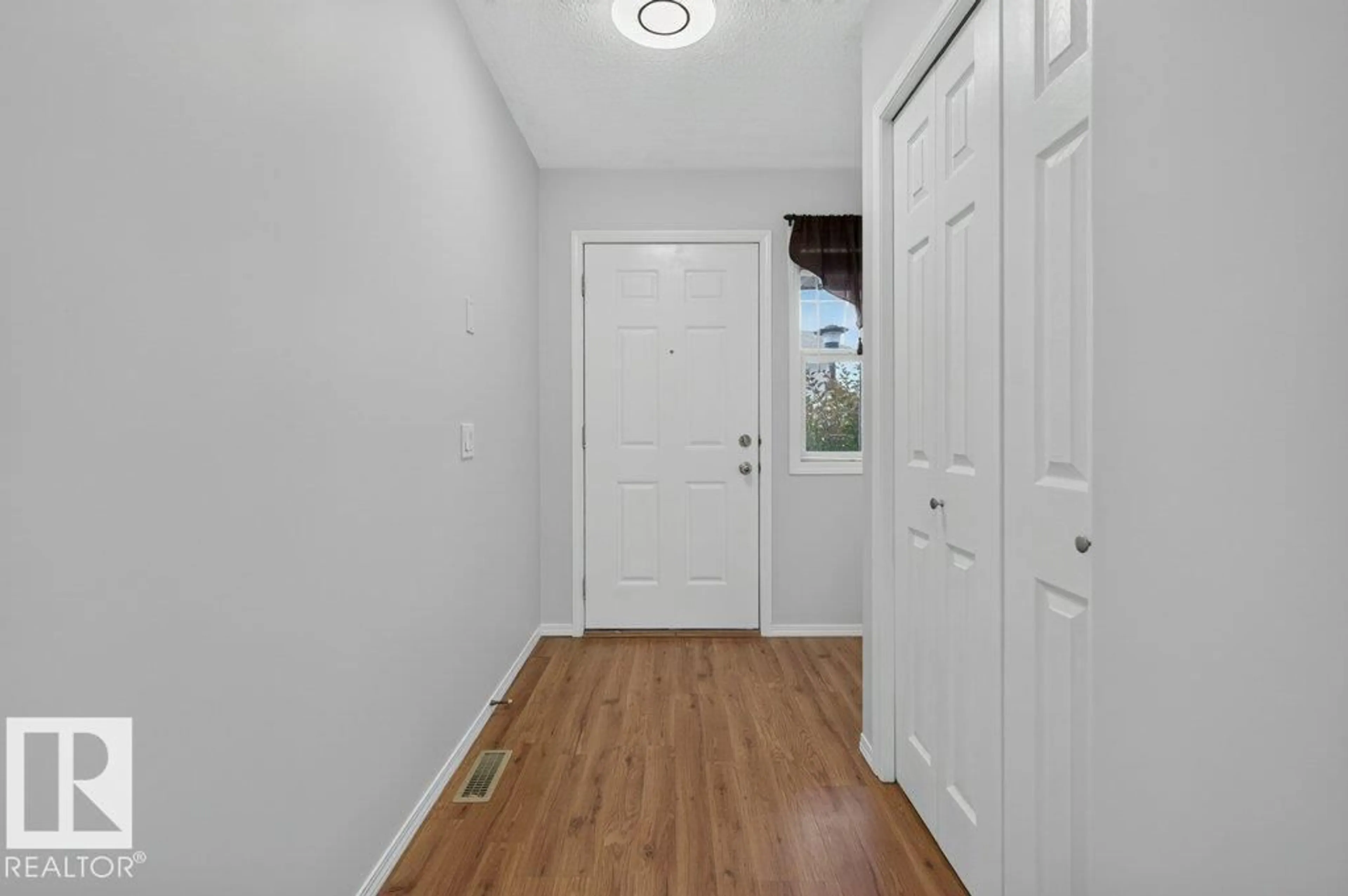 Indoor entryway for 10 - 2816 34 AV, Edmonton Alberta T6T2B4