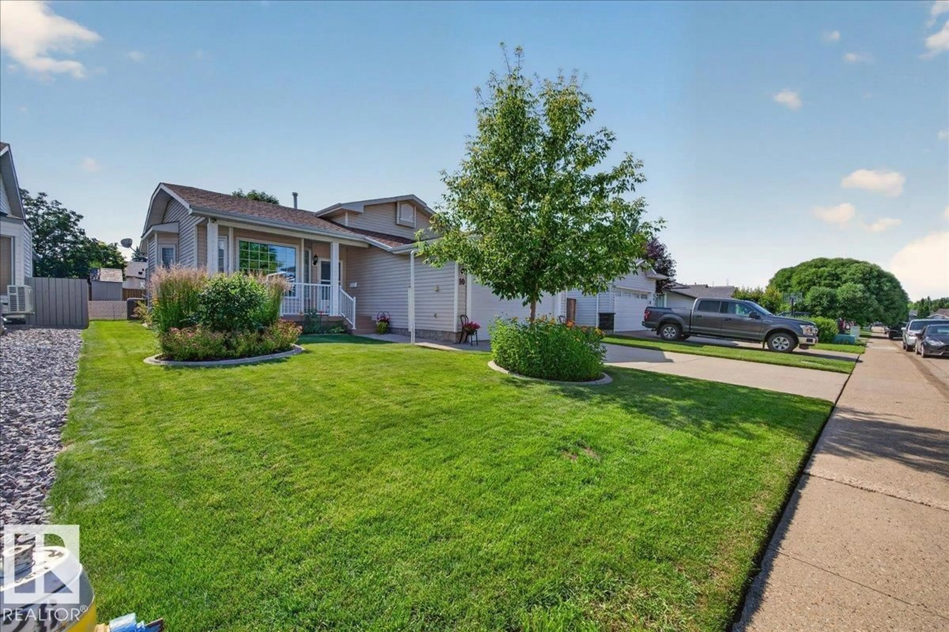 A pic from outside/outdoor area/front of a property/back of a property/a pic from drone, street for 10 WESTMEWS, Fort Saskatchewan Alberta T8L3X4