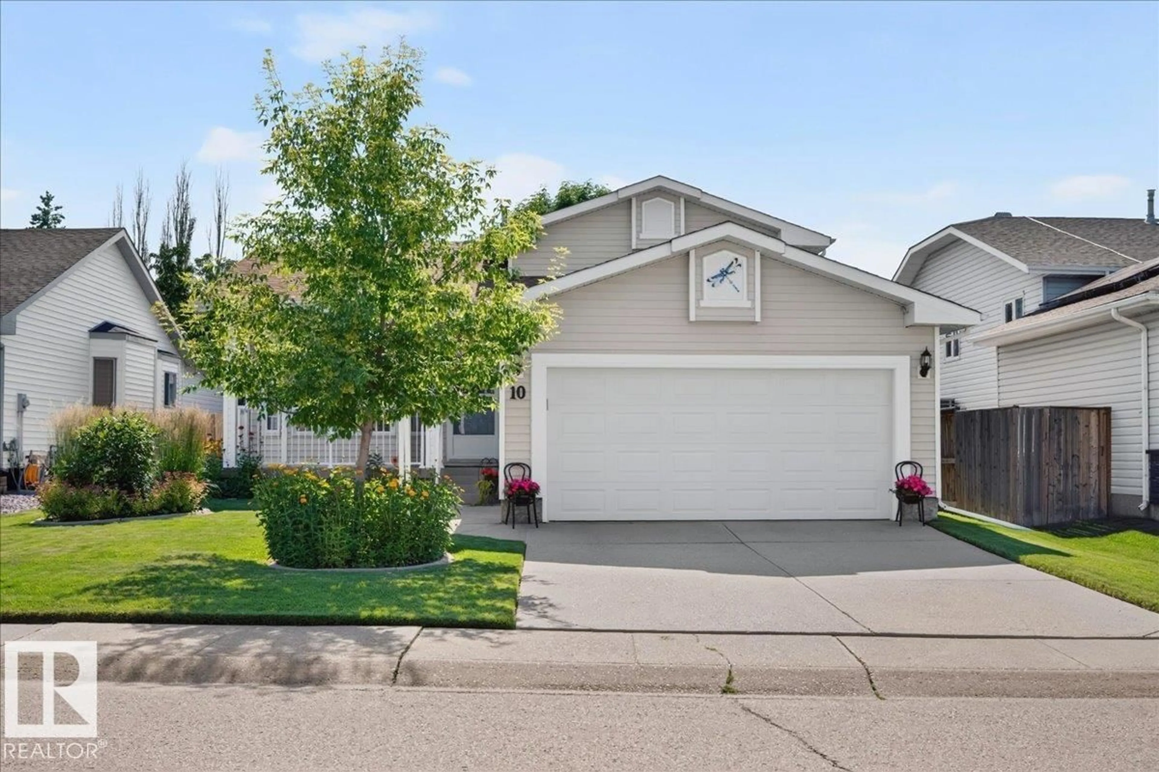 Home with vinyl exterior material, street for 10 WESTMEWS, Fort Saskatchewan Alberta T8L3X4