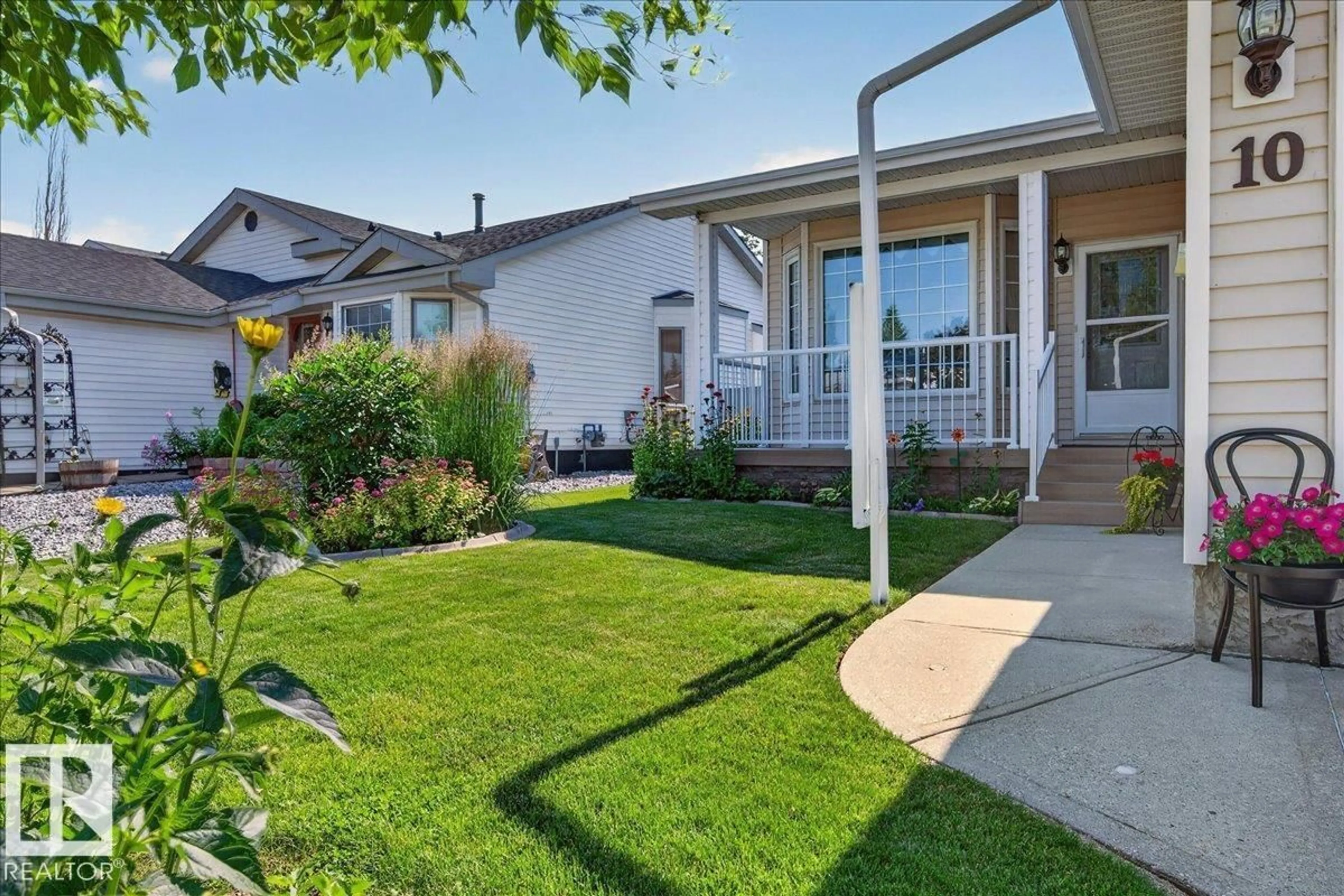 Home with vinyl exterior material, street for 10 WESTMEWS, Fort Saskatchewan Alberta T8L3X4
