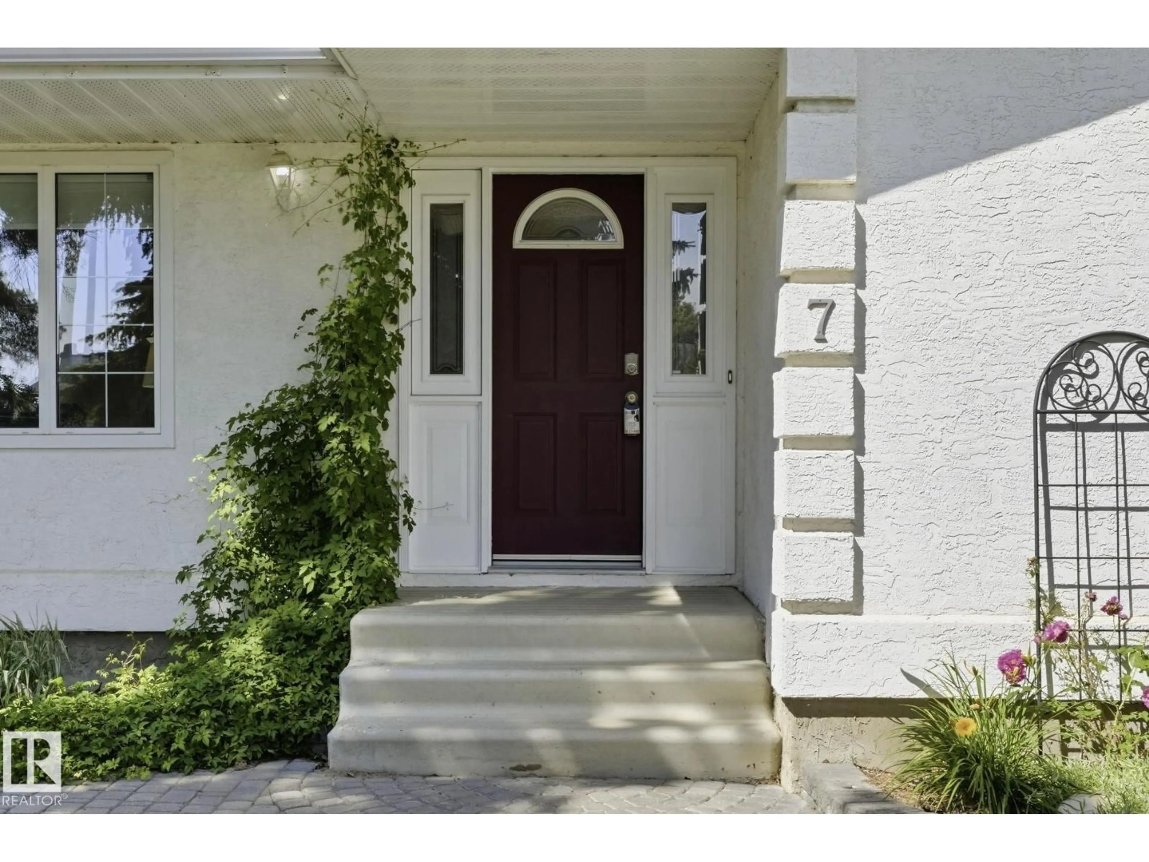 Indoor entryway for 7 BURLINGTON AV, Spruce Grove Alberta T7X1C9