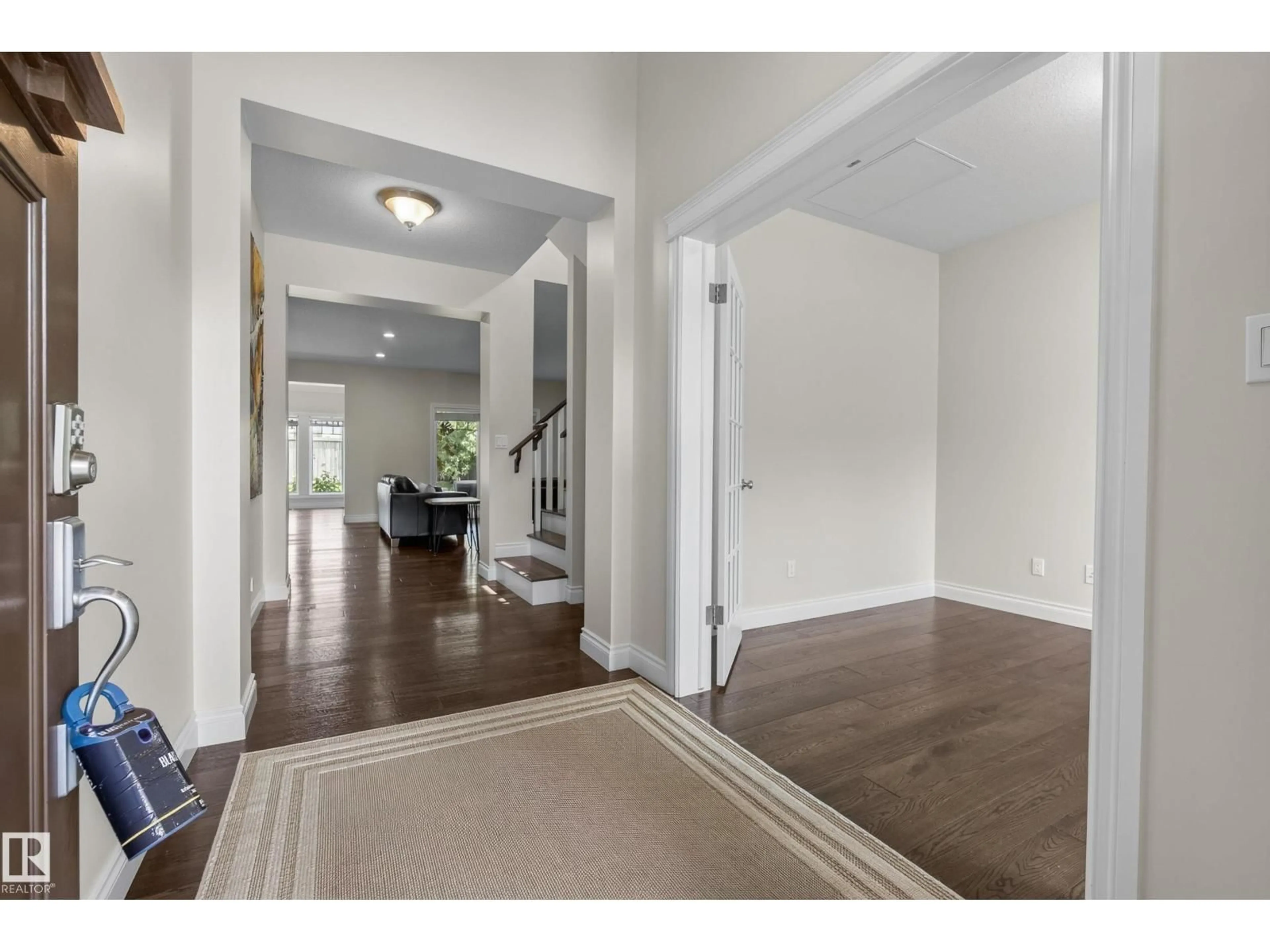 Indoor entryway for 6311 MANN PL, Edmonton Alberta T6R0J2