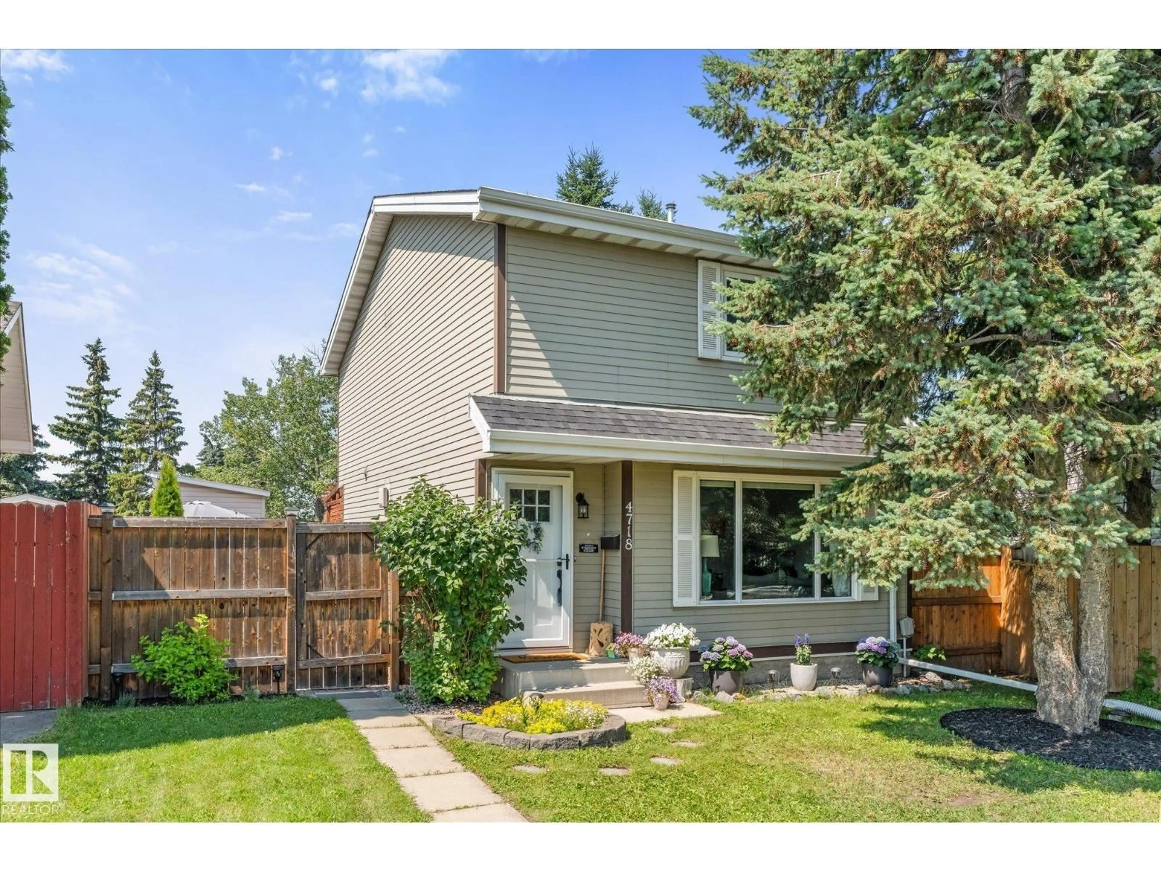 Home with vinyl exterior material, street for 4718 35 AV, Edmonton Alberta T6L3P9