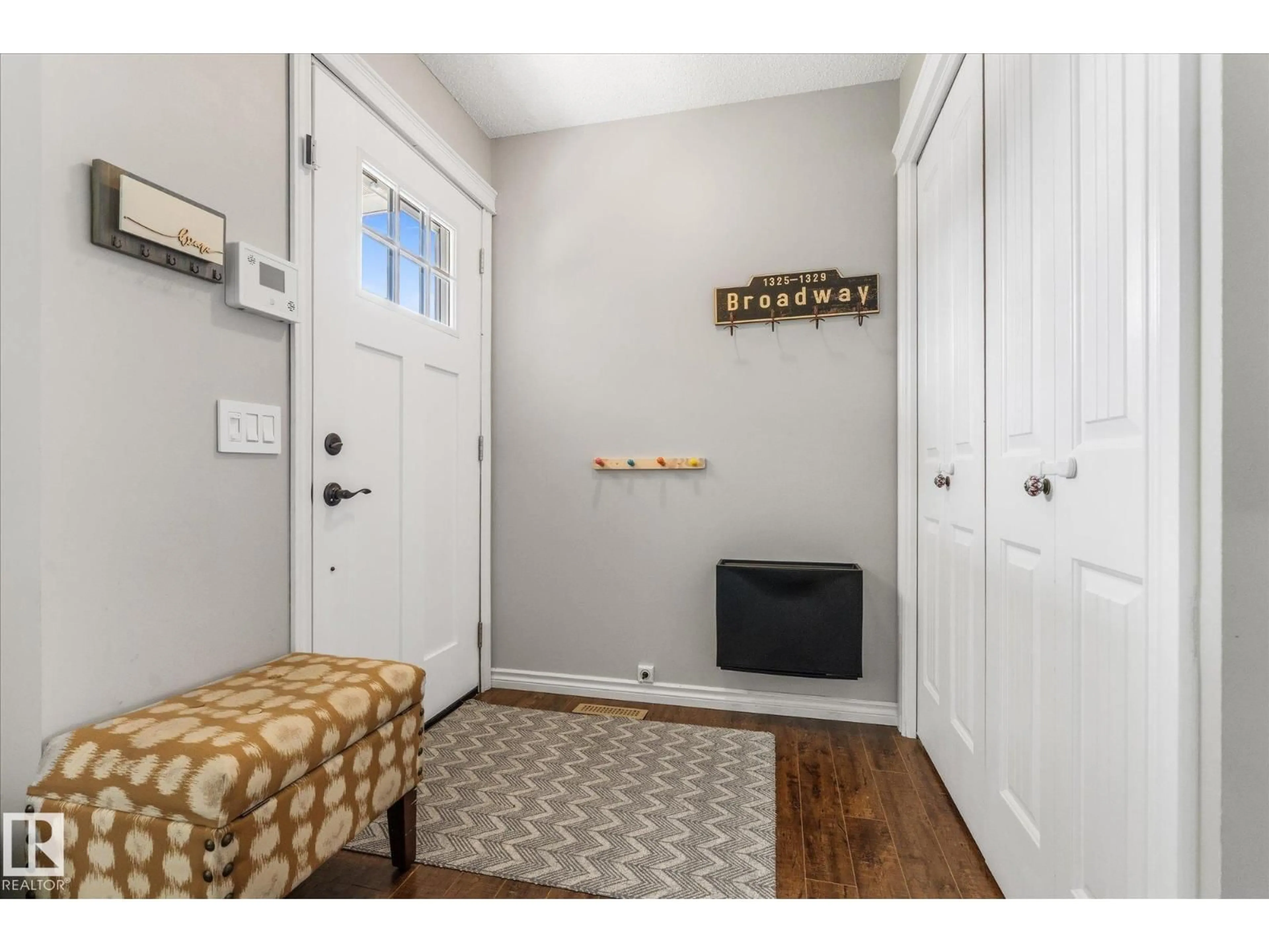 Indoor entryway for 4718 35 AV, Edmonton Alberta T6L3P9