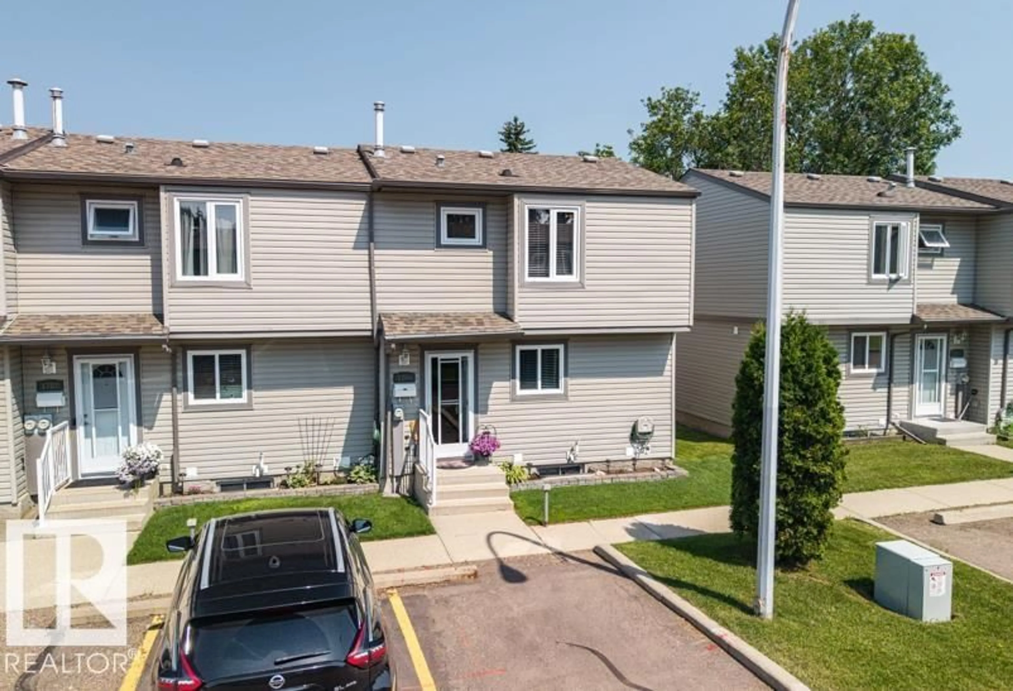 A pic from outside/outdoor area/front of a property/back of a property/a pic from drone, street for 1705 LAKEWOOD RD, Edmonton Alberta T6K3B9