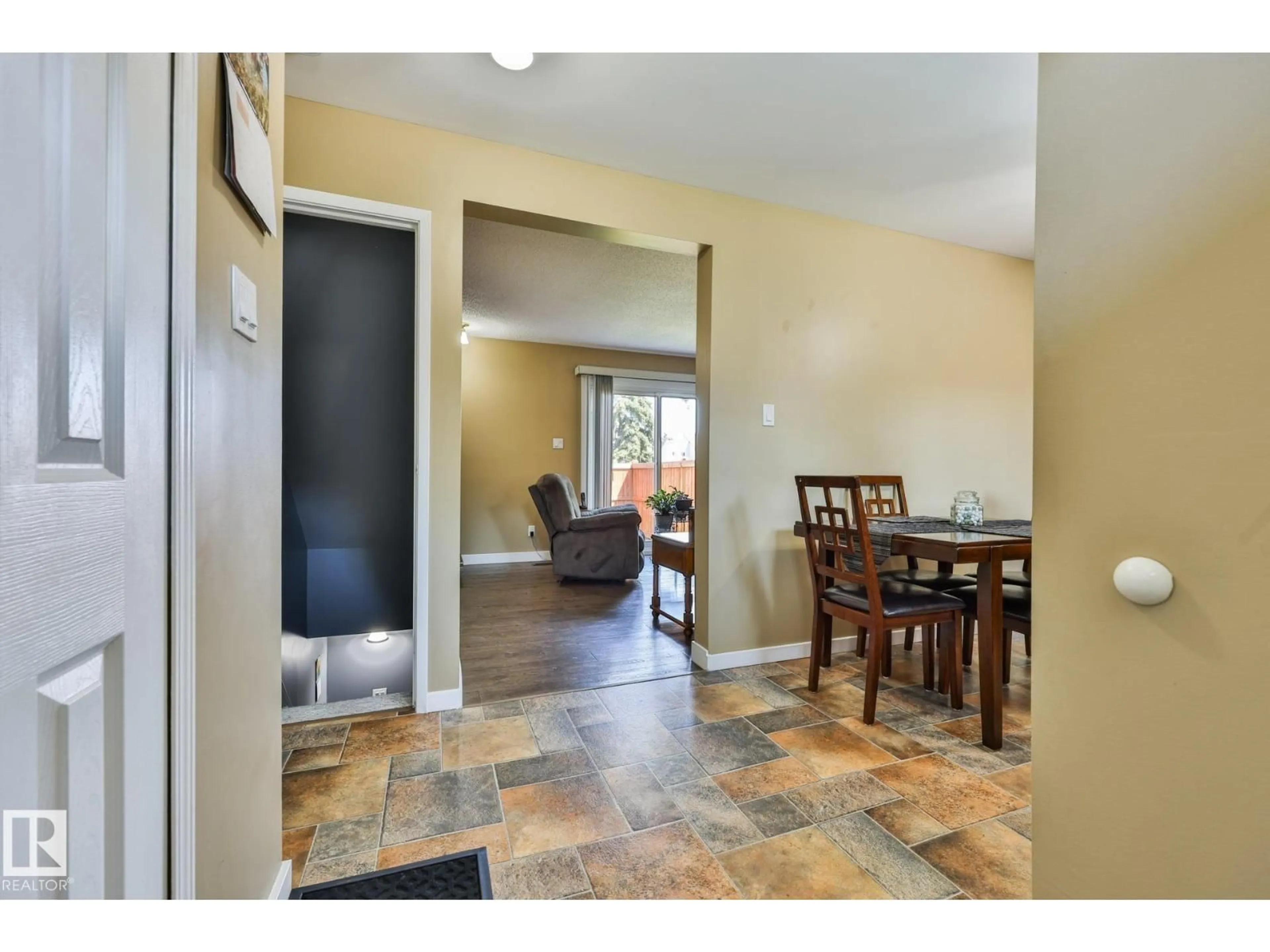 Indoor entryway for 1705 LAKEWOOD RD, Edmonton Alberta T6K3B9
